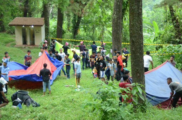 Pendirian tenda peserta Character Building Camp 2016