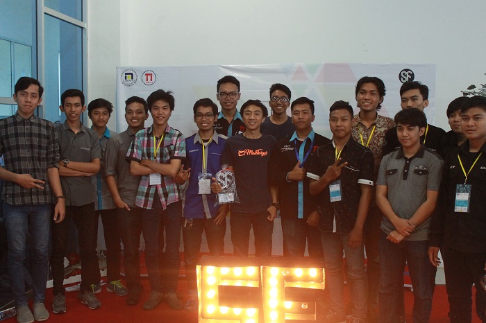 Ketua Pelaksana dan Ketua Umum HMTI berfoto bersama dengan para developer dan pembicara talkshow