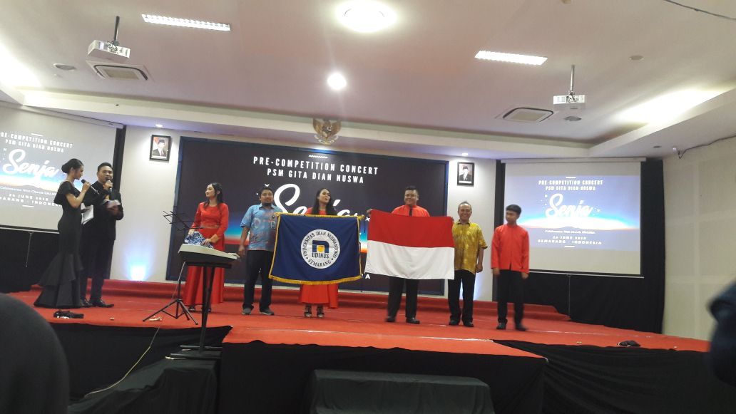 pemberian bendera Udinus dan bendera Indonesia