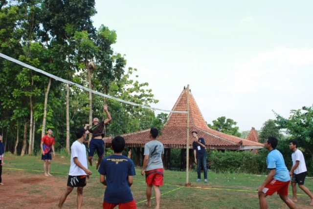 Para peserta bermain bola voli 2