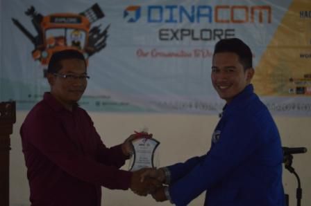 Penyerahan Plakat Dinacom Explore Salatiga oleh Ketua DNCC kepada Pihak Sekolah
