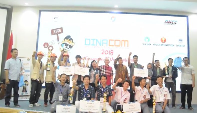 Foto Bersama Pemenang 3 Besar Dinacom Kategori Pelajar dan Mahasiswa dengan Rektor Udinus