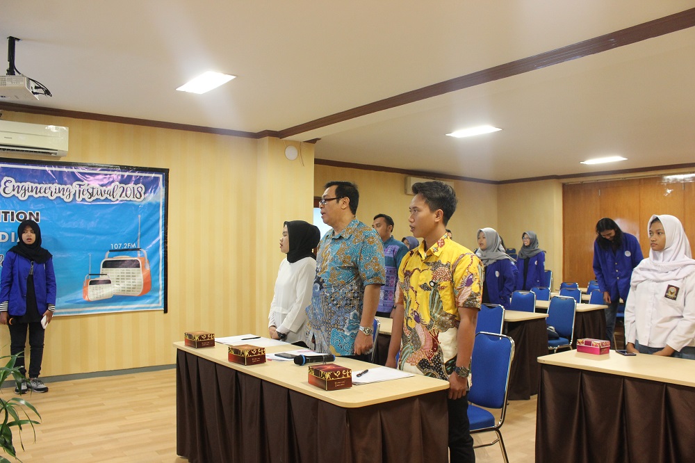 peserta, panitia, dan juri Menyanyikan lagu Indonesia Raya