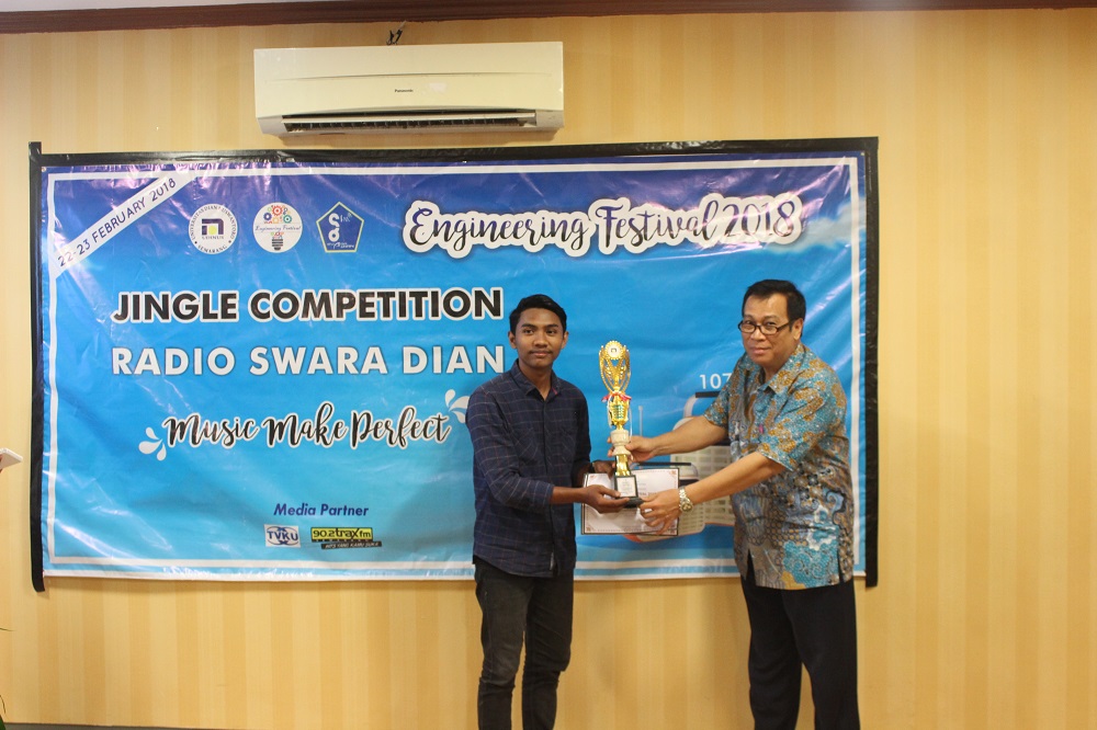 penyerahan piala juara 1 (SMK Negeri 4 Surabaya) yang dilakukan oleh juri