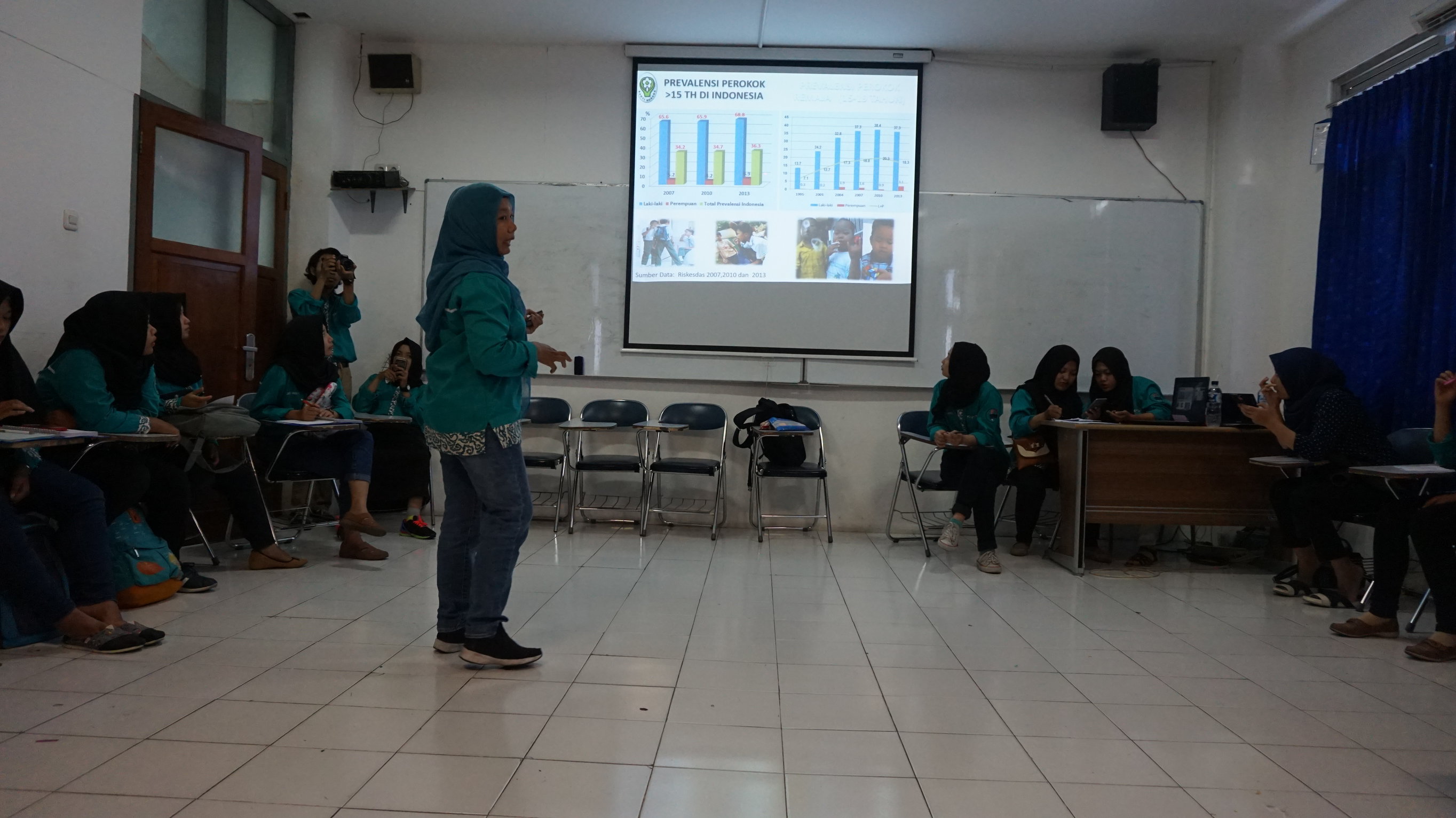 Penyampaian materi permasalahan rokok di Indonesia oleh Bu Nj