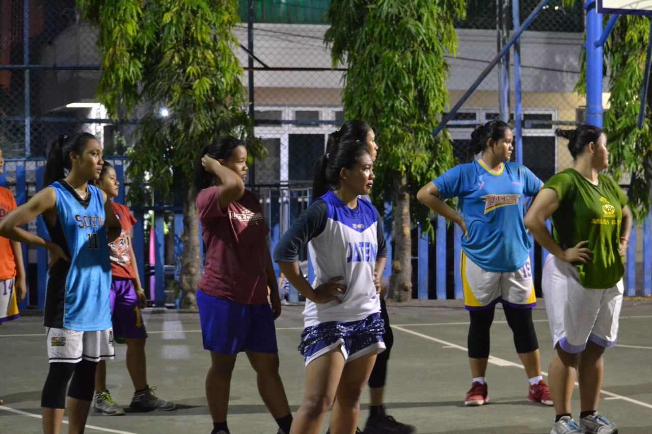 Latihan tim Putri Udinus Basket
