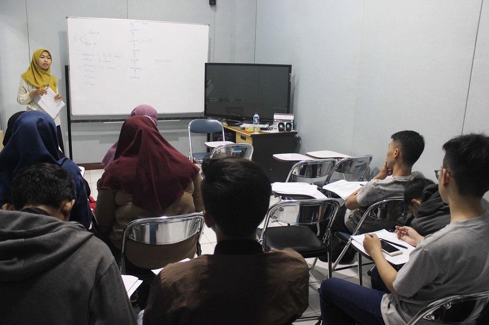 Suasana Pelatihan TOEFL 1 (Tutor menjelaskan tentang structure dan grammar)