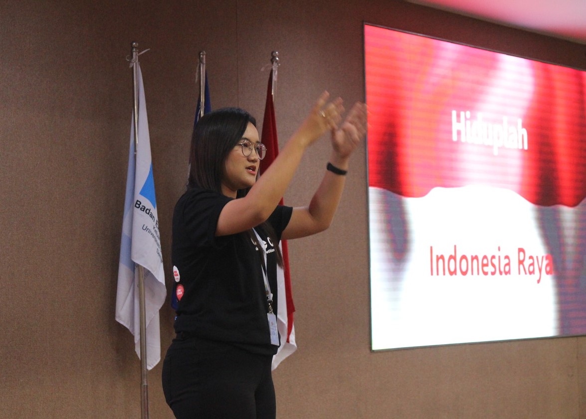 Menyanyikan lagu Indonesia raya