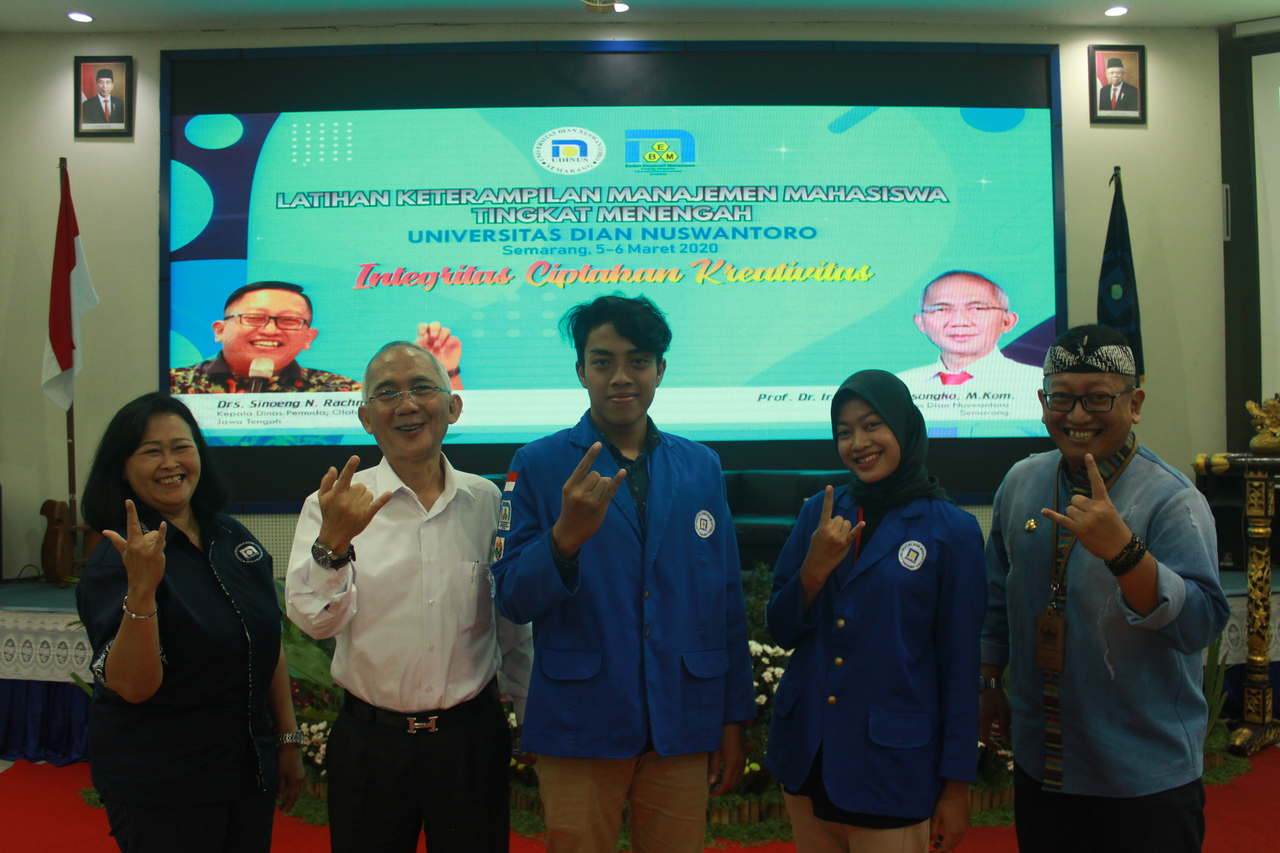 Penyematan Badge LKMM TM 2020 secara Simbolis oleh Rektor Universitas Dian Nuswantoro, Wakil Rektor III, dan Kepala DISPORAPAR Jawa Tengah