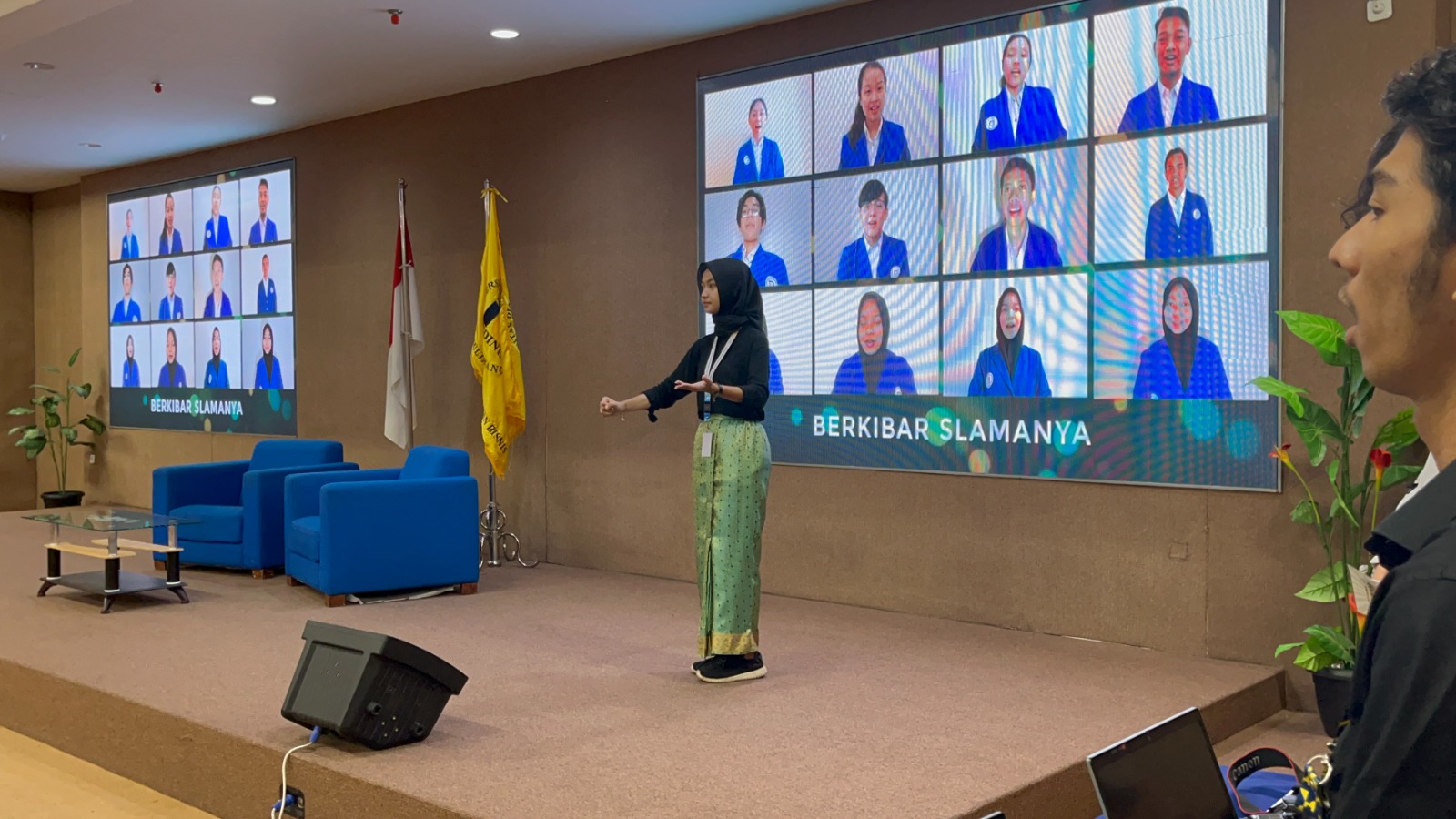 Menyanyikan Lagu Indonesia Raya & Hymne UDINUS