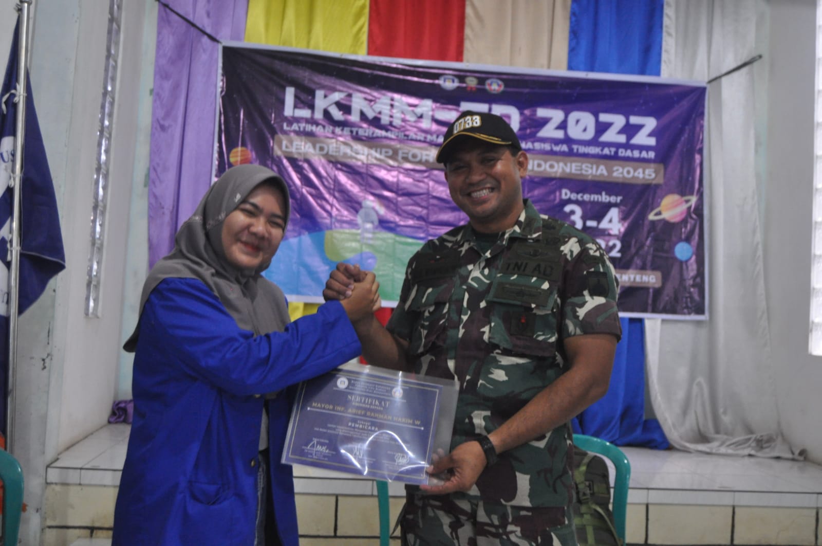 Penyerahan sertifikat ke Mayor Inf Arief Rahman Hakim Wambrauw Pasi Intel KODIM 0773 / Kota Semarang