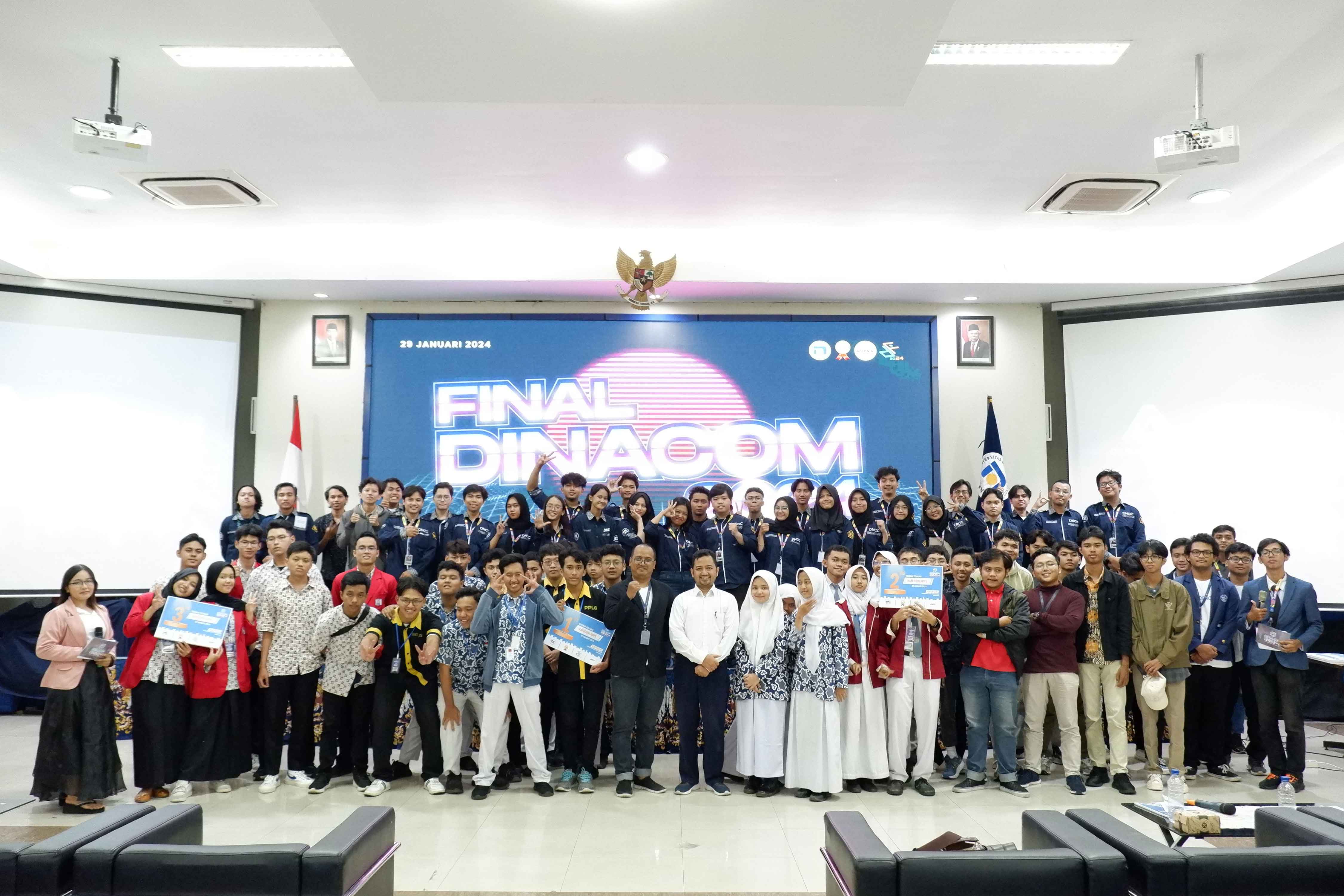 Foto Bersama Peserta dan Panitia DINACOM 2024