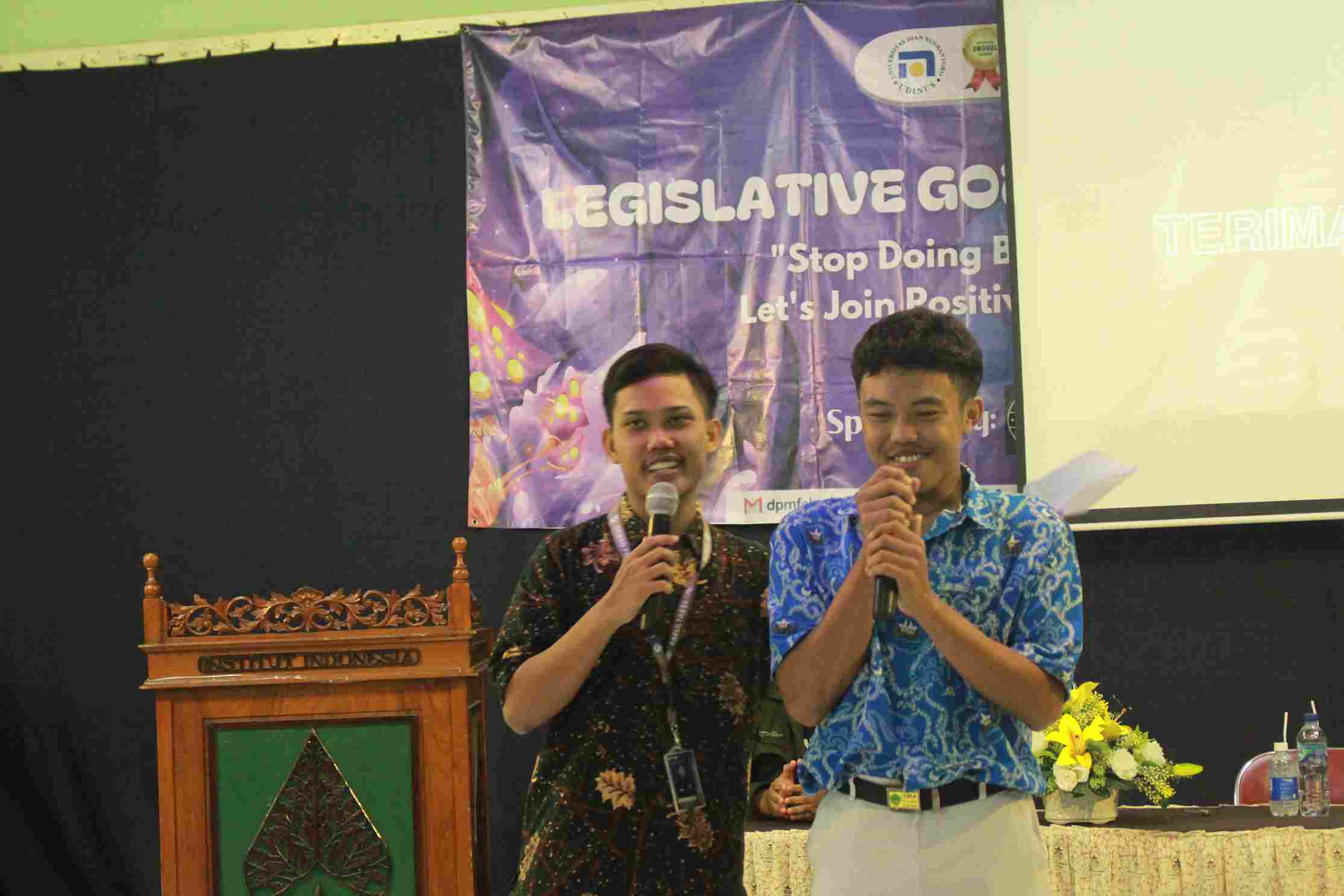 Sesi Tanya Jawab oleh Moderator di SMA Institut Indonesia