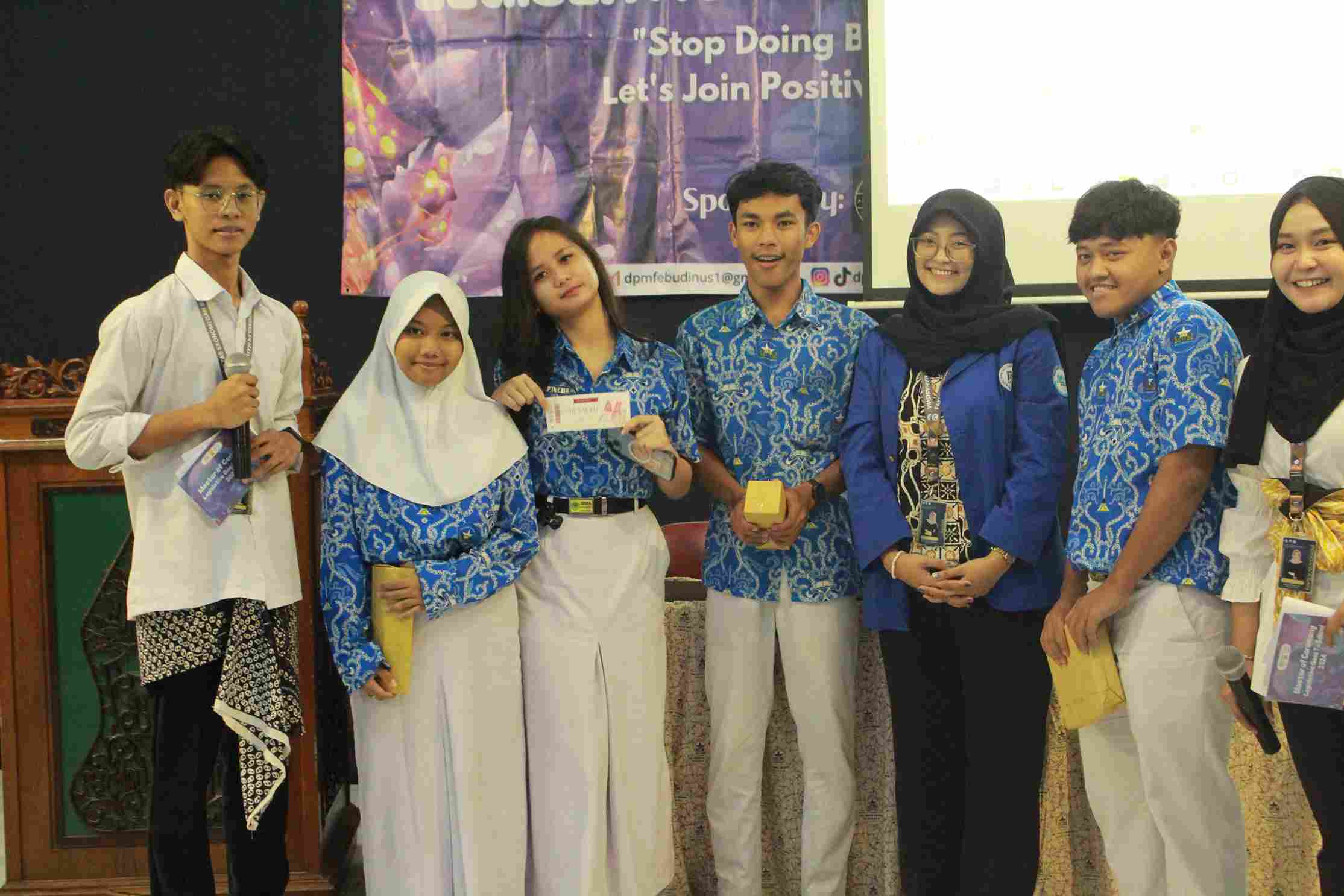 Sesi pembagian hadiah di SMA Institut Indonesia