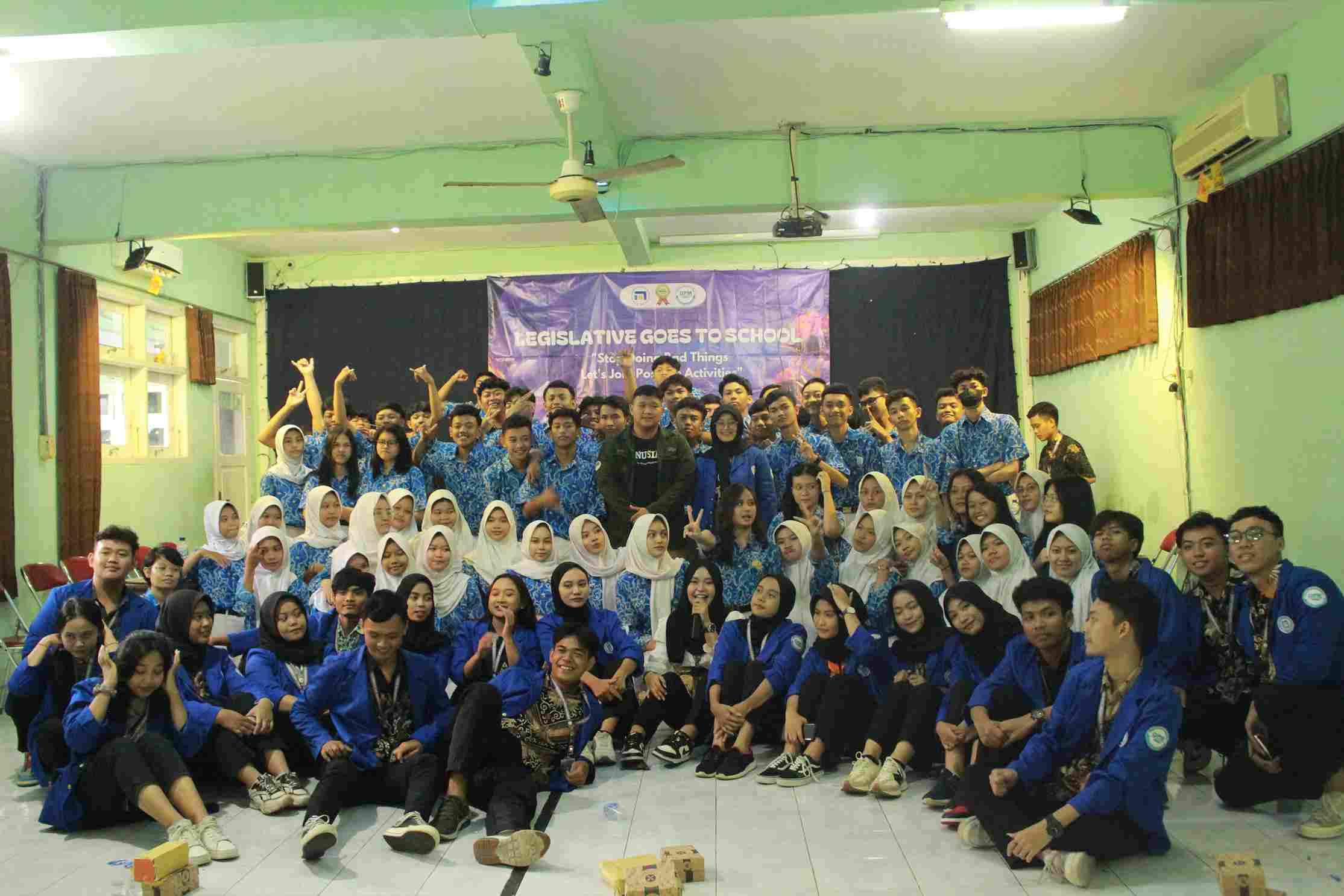 Sesi Foto Bersama di SMA Institut Indonesia