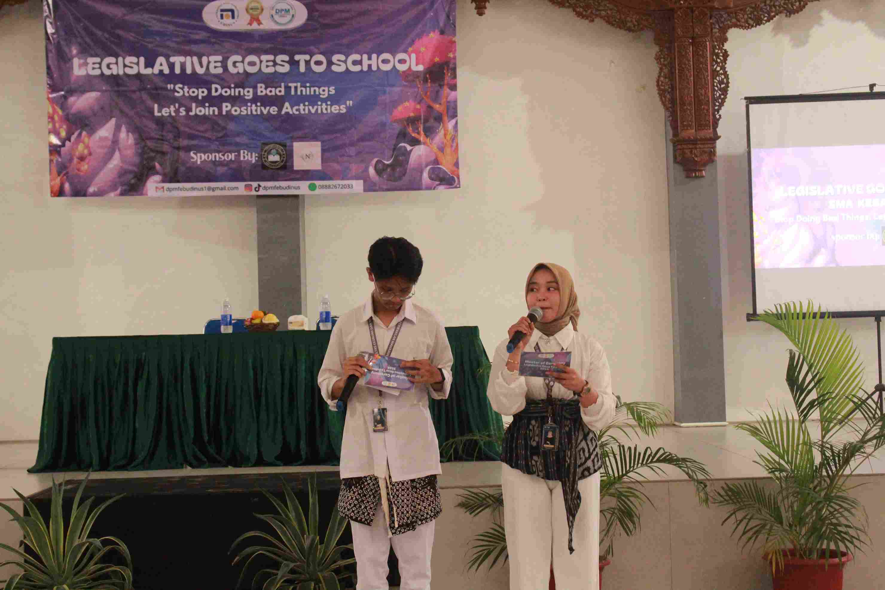 Pembukaan oleh MC di SMA Kesatrian 2 