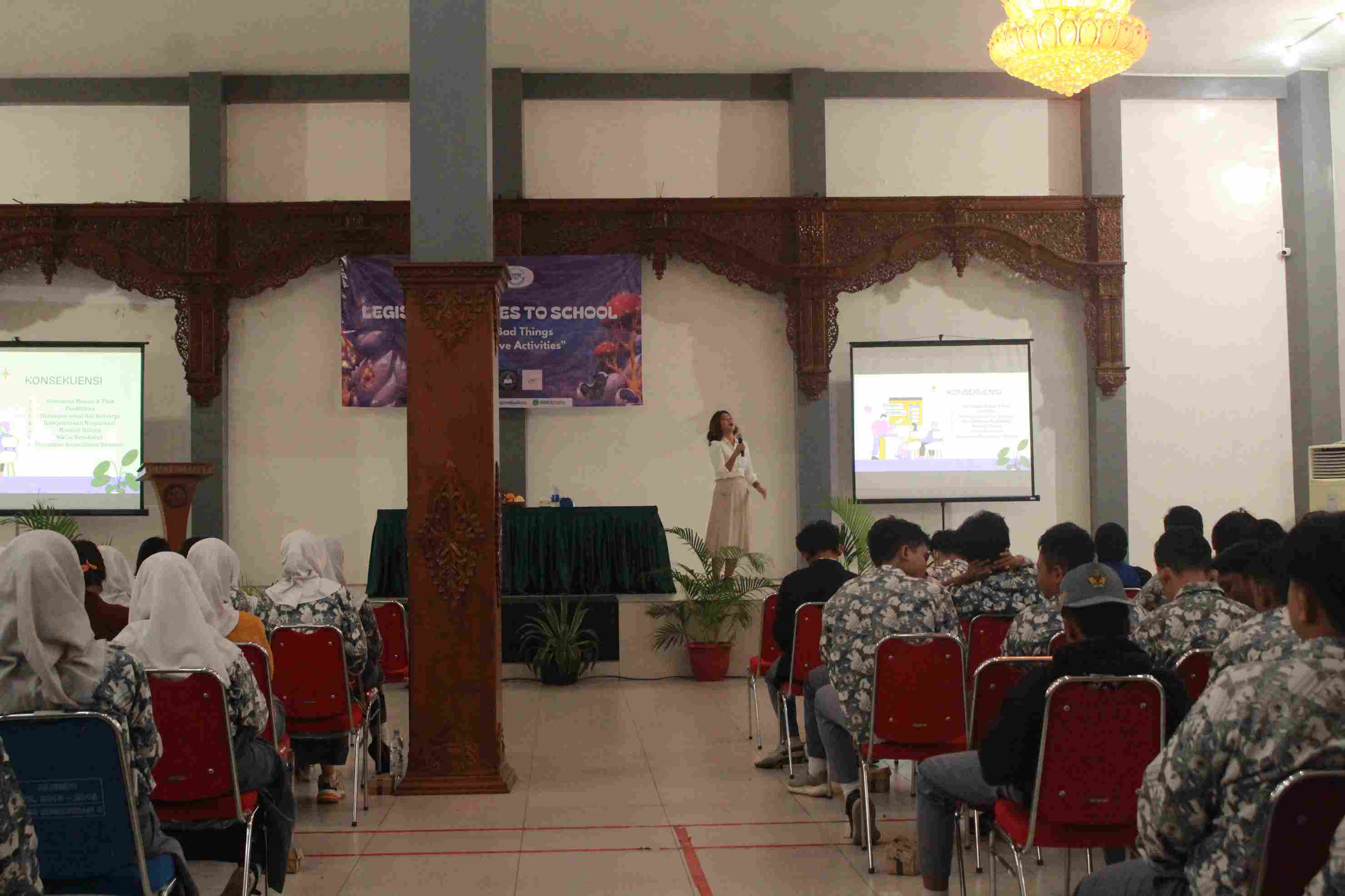 Penyampaian Materi di SMA Kesatrian 2