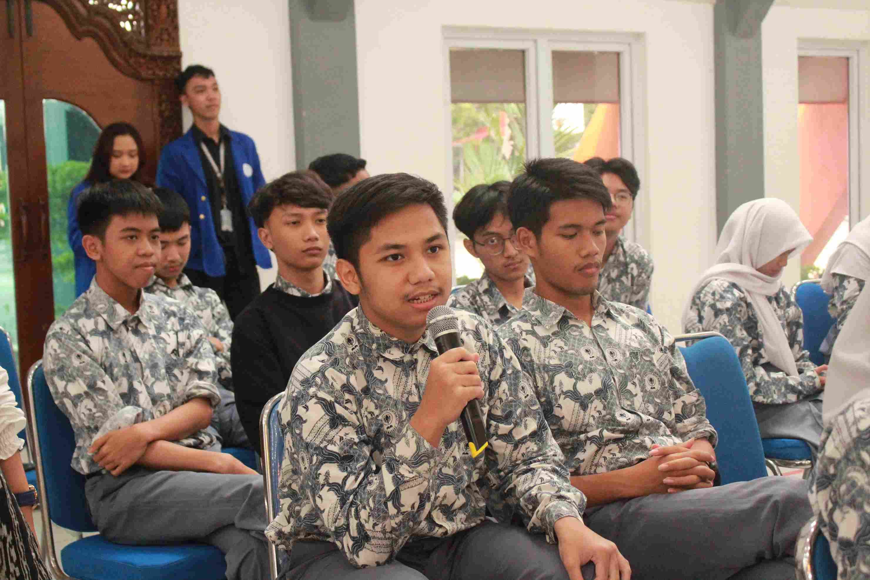 Sesi Tanya Jawab oleh Moderator di SMA Kesatrian 2