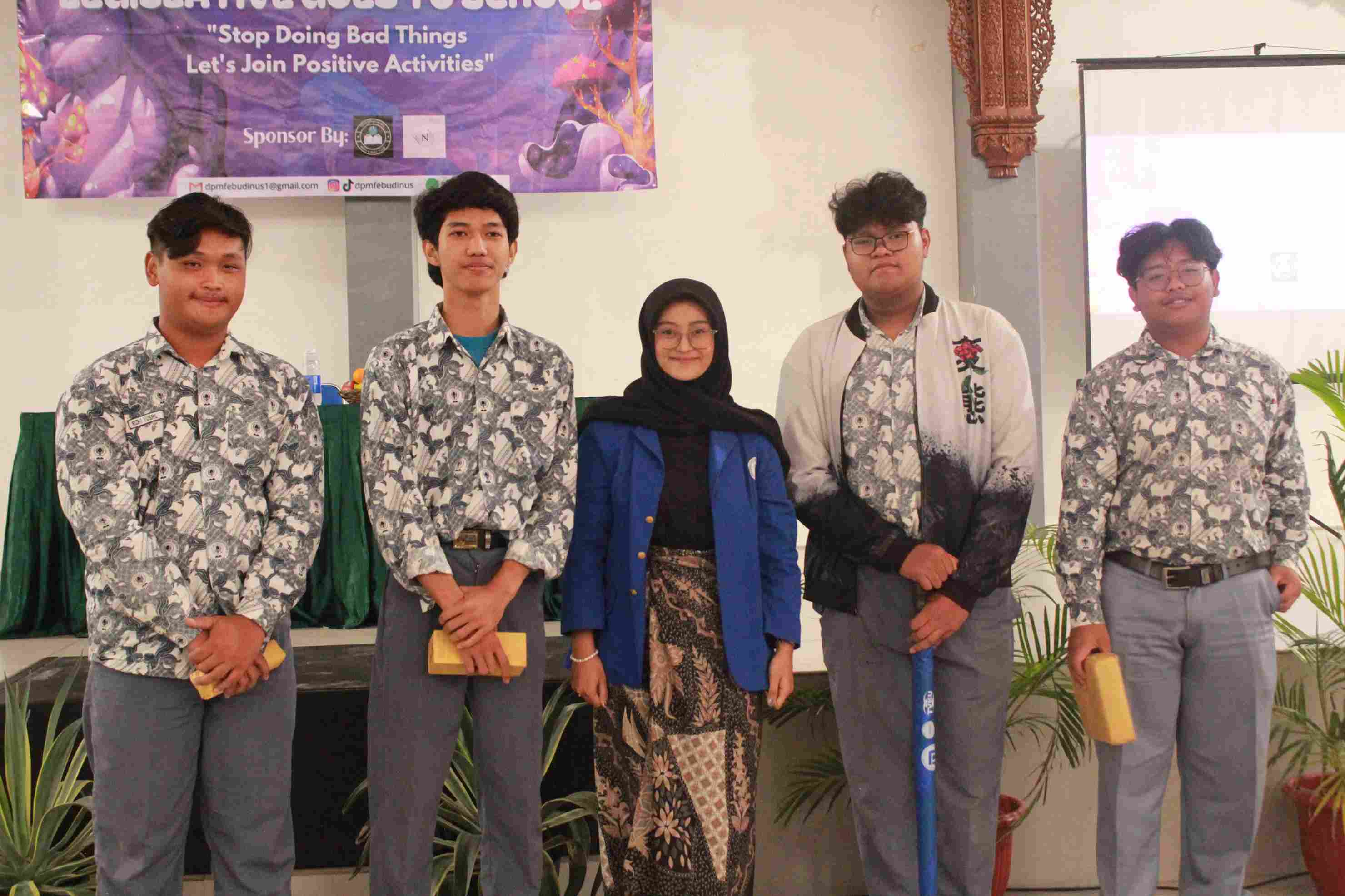 Sesi pembagian hadiah di SMA Kesatrian 2