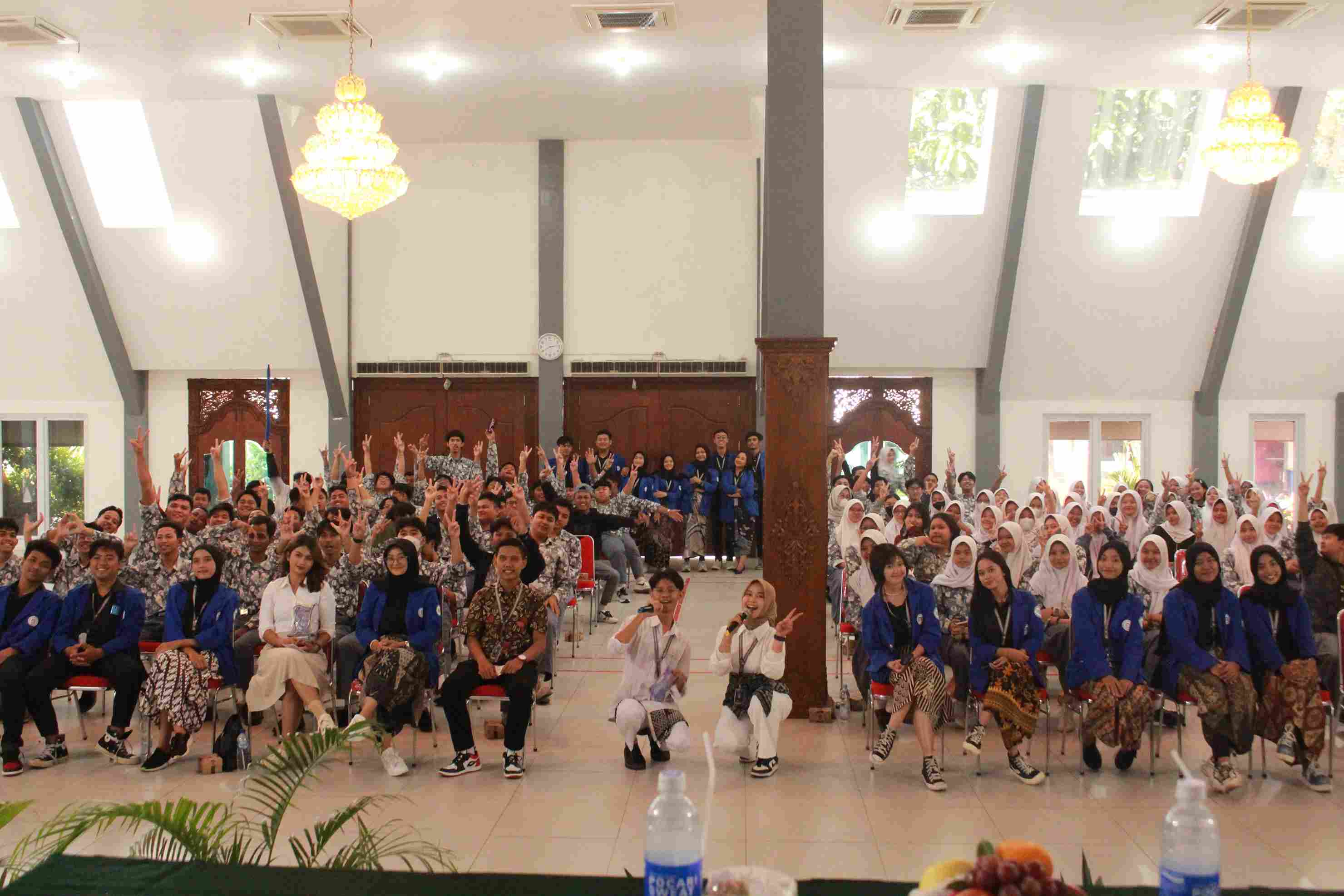 Sesi Foto Bersama di SMA Kesatrian 2 