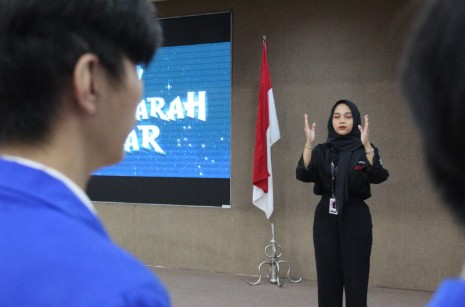 Menyanyikan Lagu Indonesia Raya