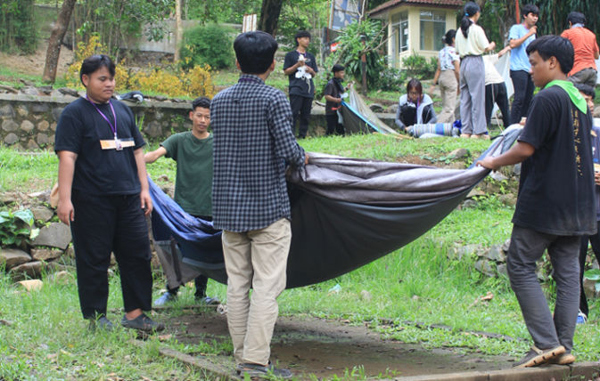 Bersih-bersih Tenda dan Barang