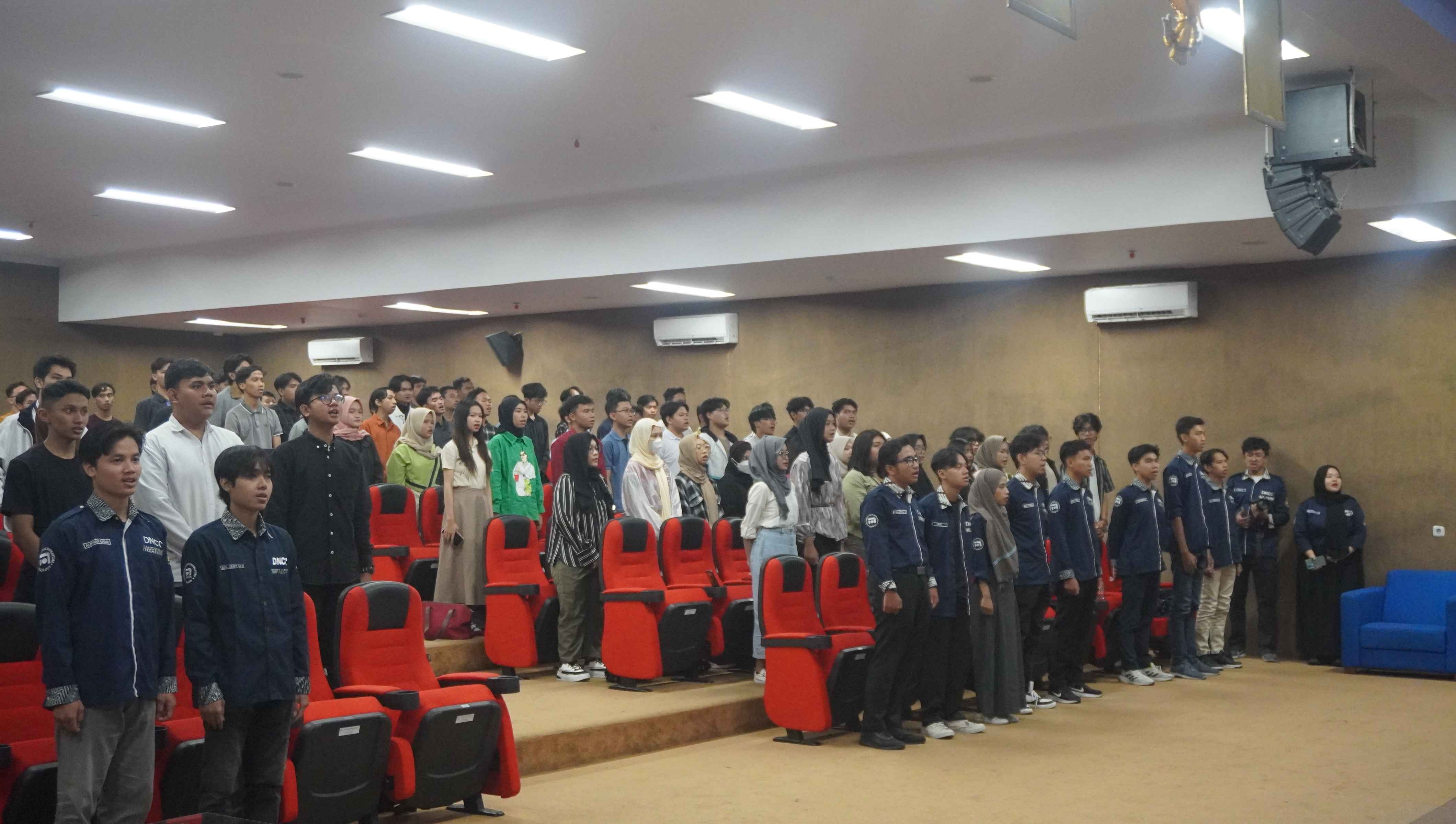 Menyanyikan Indonesia Raya dan Hymne Udinus