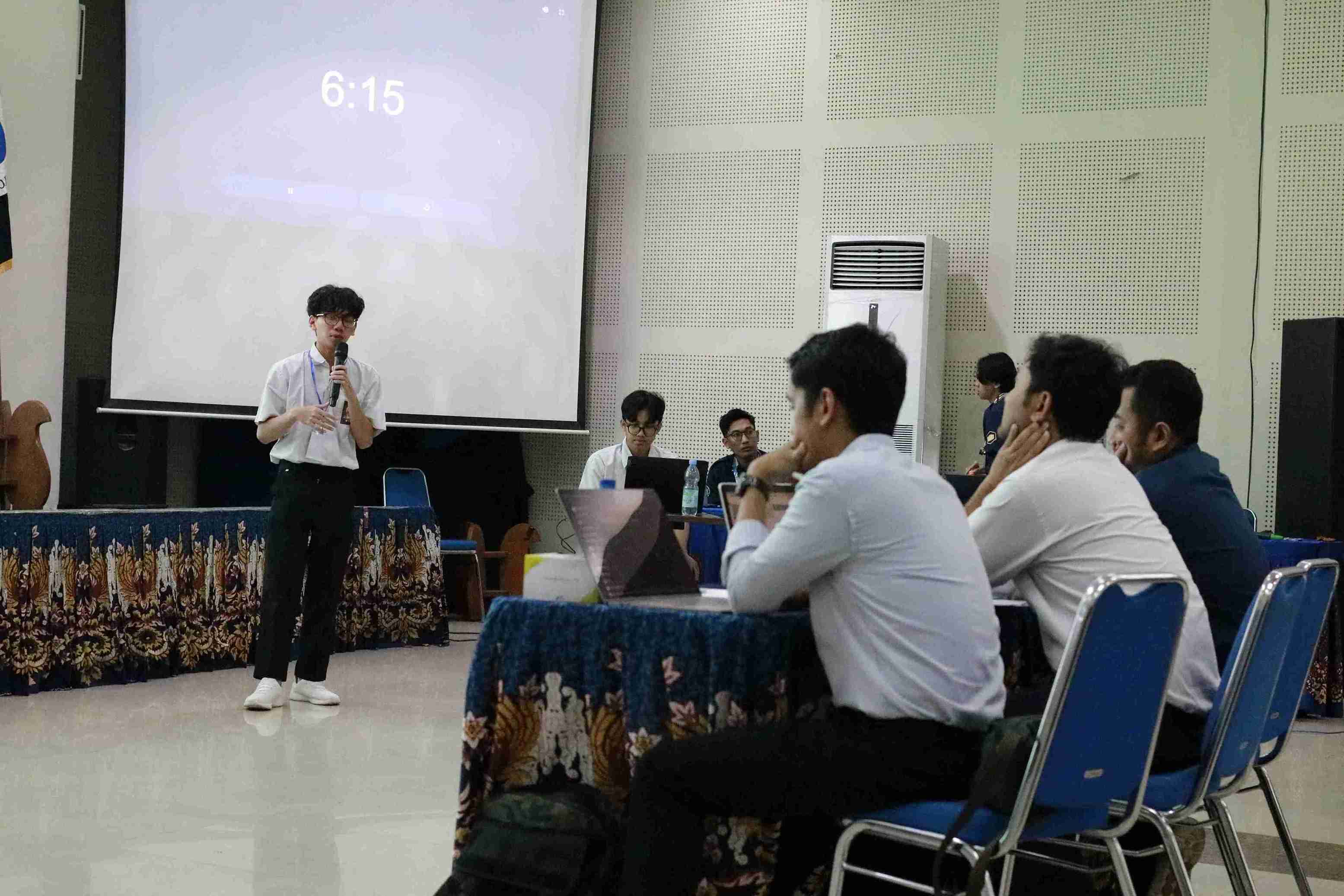 Presentasi oleh Finalis DINACOM 2025