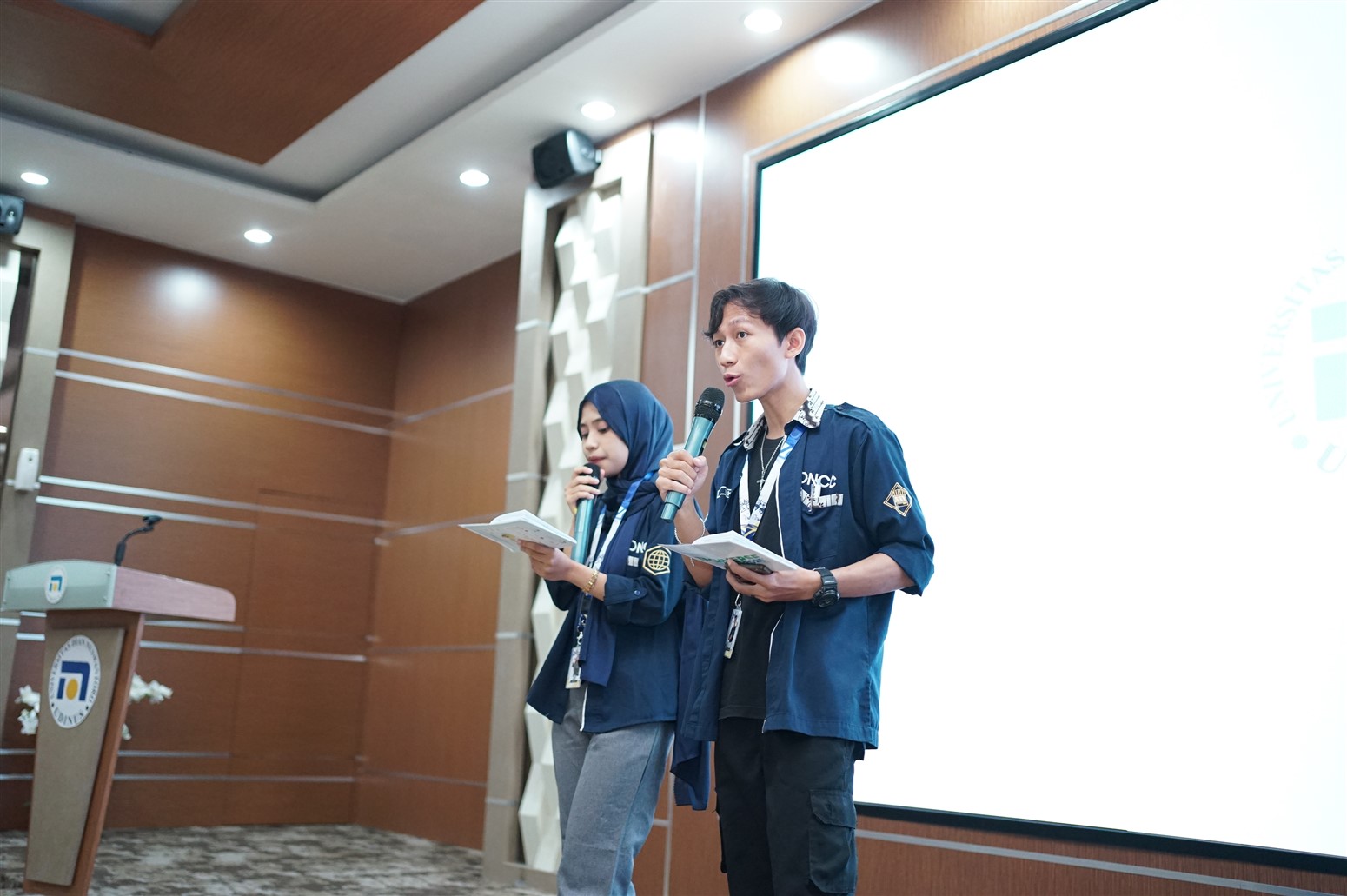 Pembukaan Acara TechVerse oleh MC