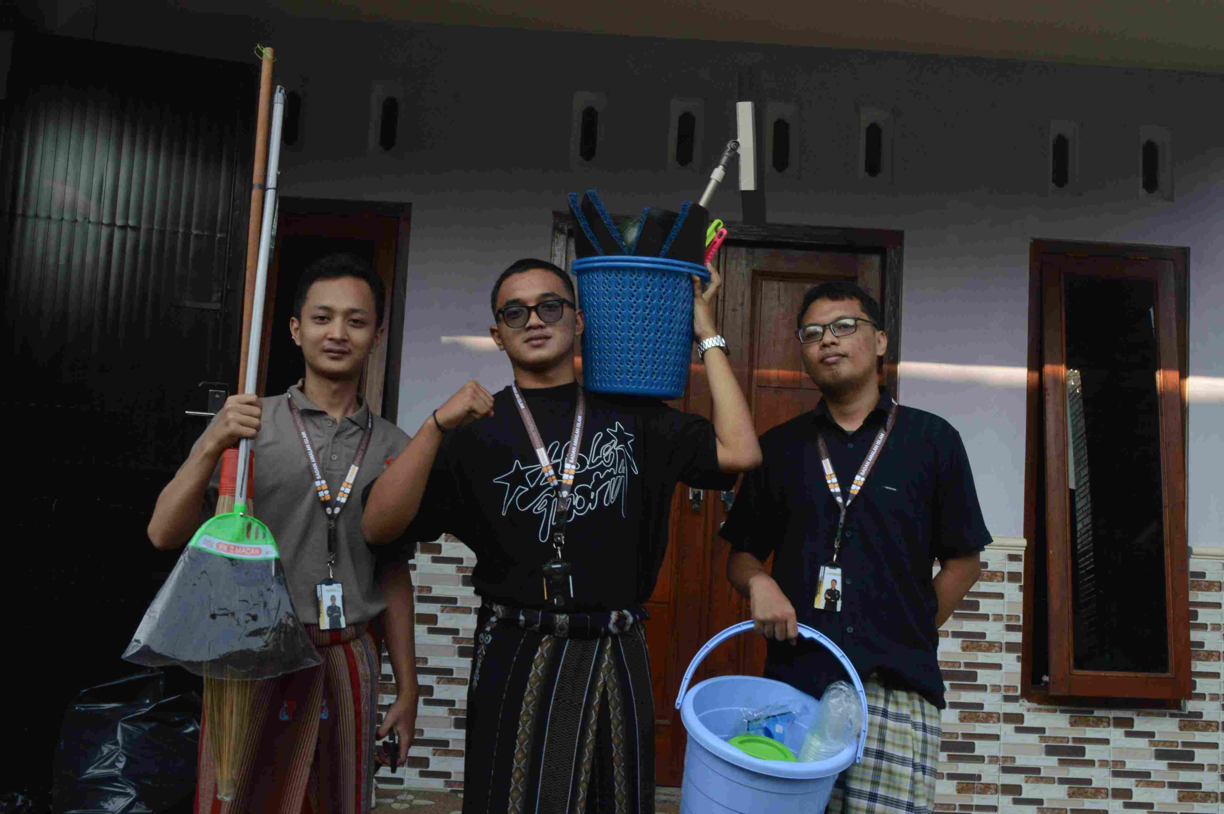 bersih bersih masjid