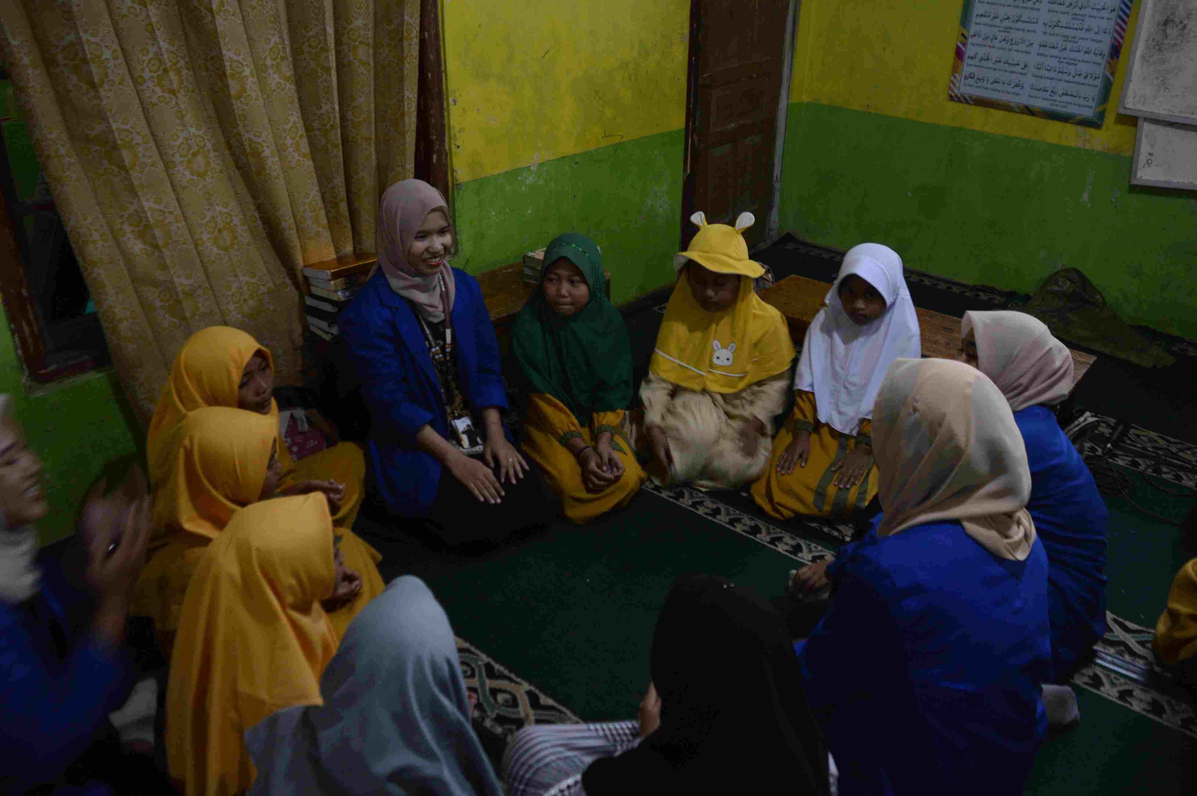 Mengajar TPQ tatacara wudhu dan sholat subuh