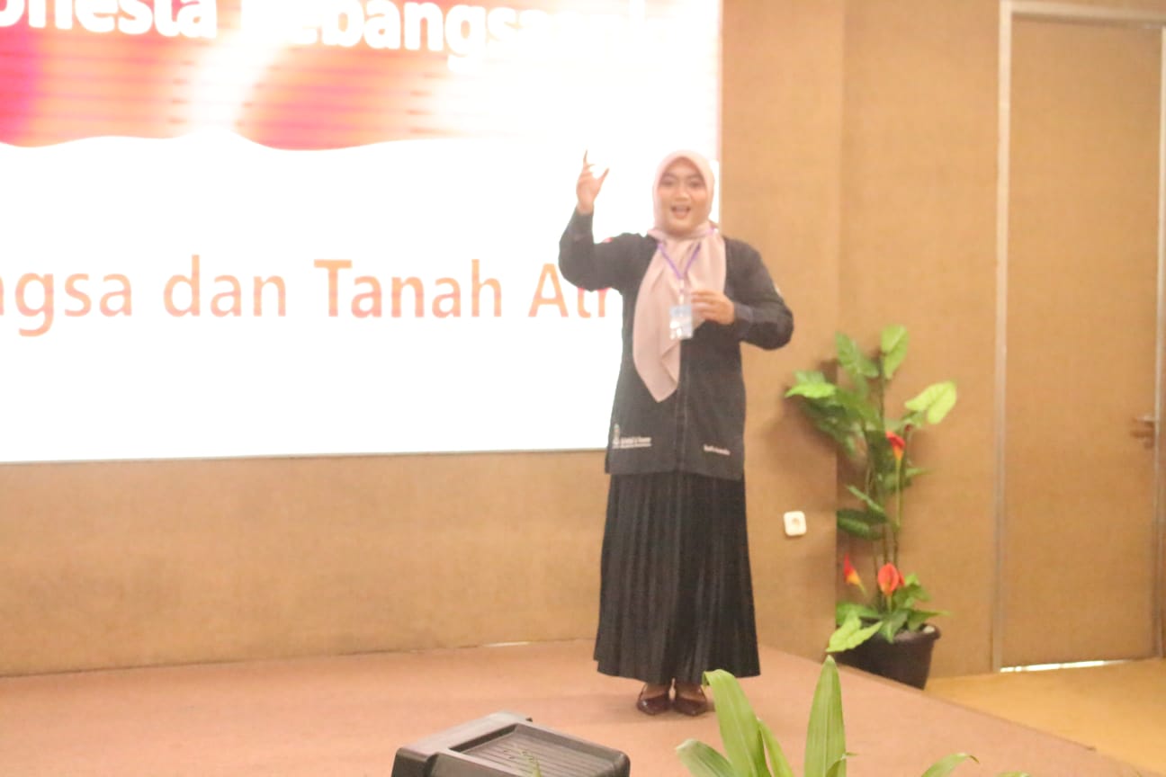 Menyanyikan Lagu Indonesia Raya dan Hymne UDINUS