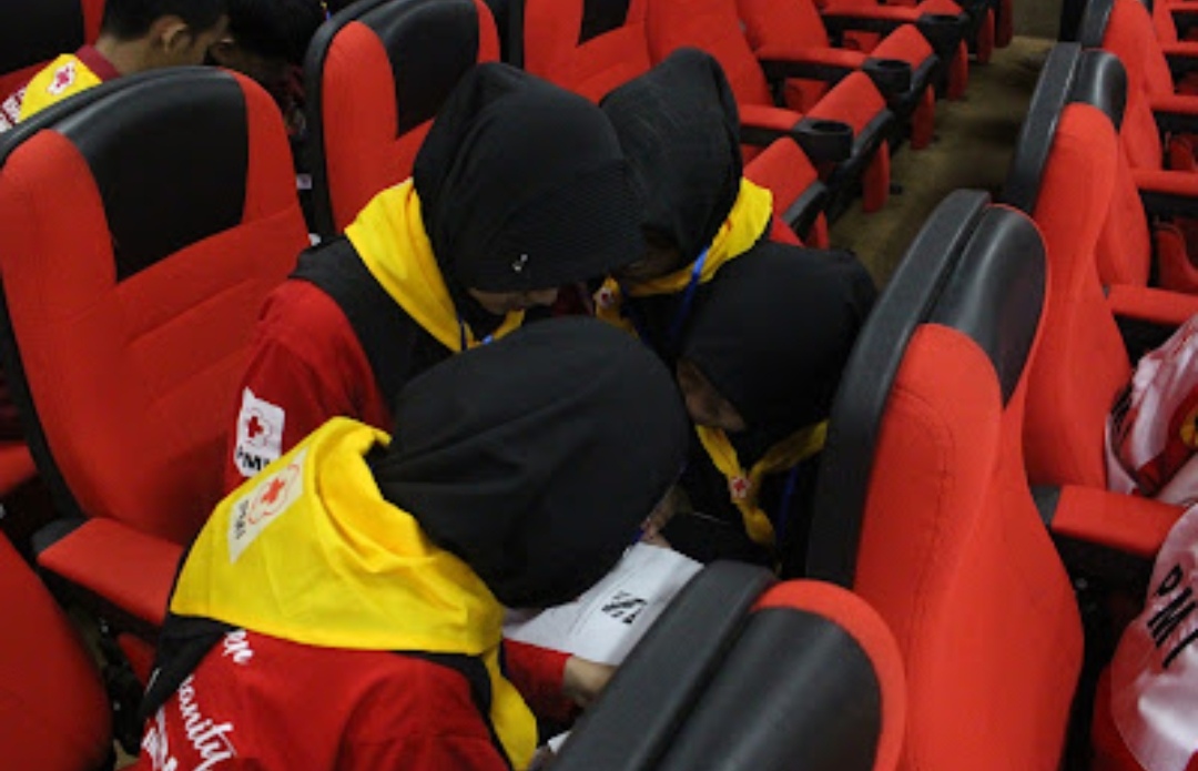 Peserta mengerjakan soal ujian tertulis
