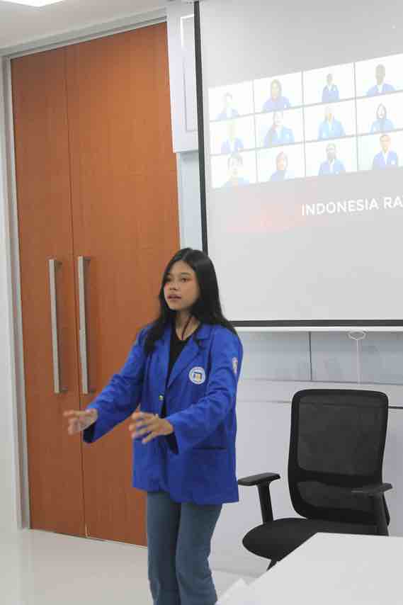 Menyanyikan lagu Indonesia Raya serta Hymne dan Mars Udinus