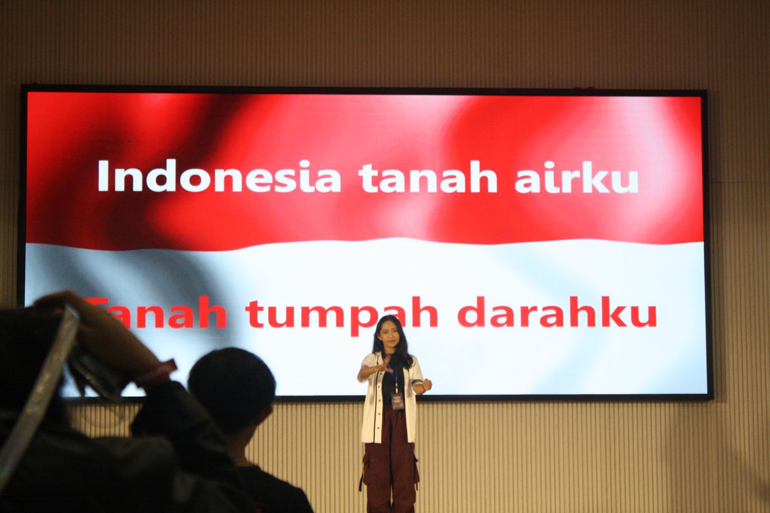 MENYANYIKAN INDONESIA RAYA DAN HYMNE UDINUS