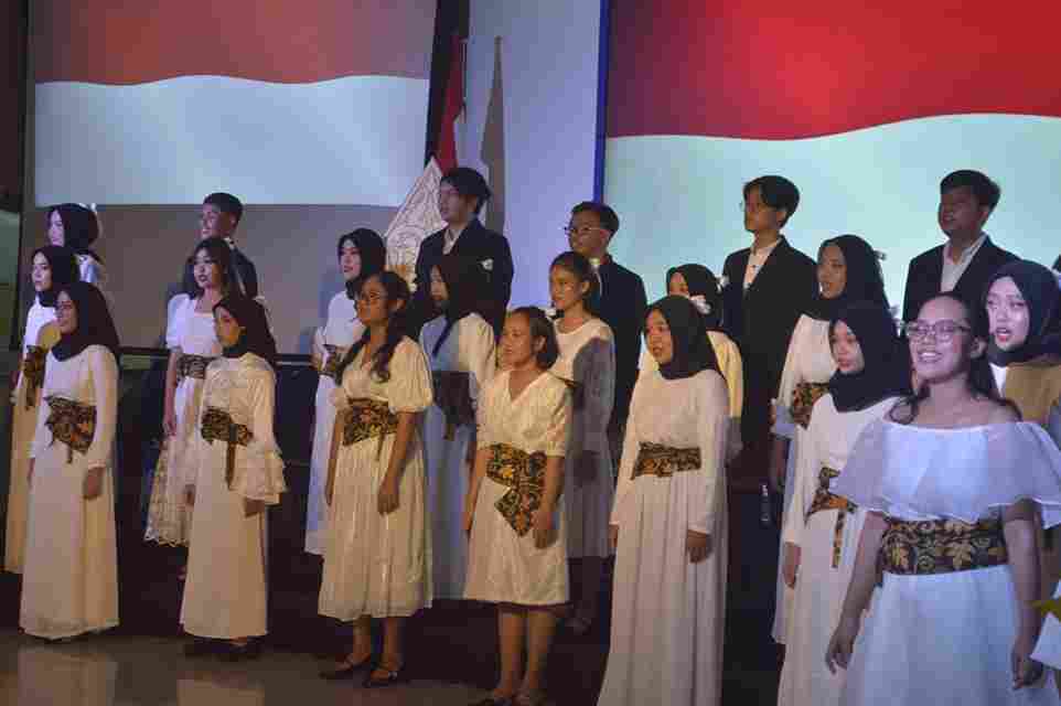 Menyanyikan Lagu Indonesia Raya
