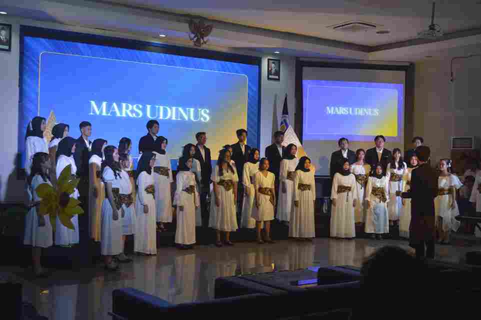 Menyanyikan Hymne Udinus dan Mars