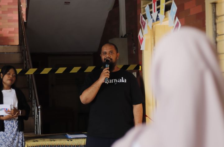 Pembukaan Art Exhibition secara simbolis oleh Pak Gilang