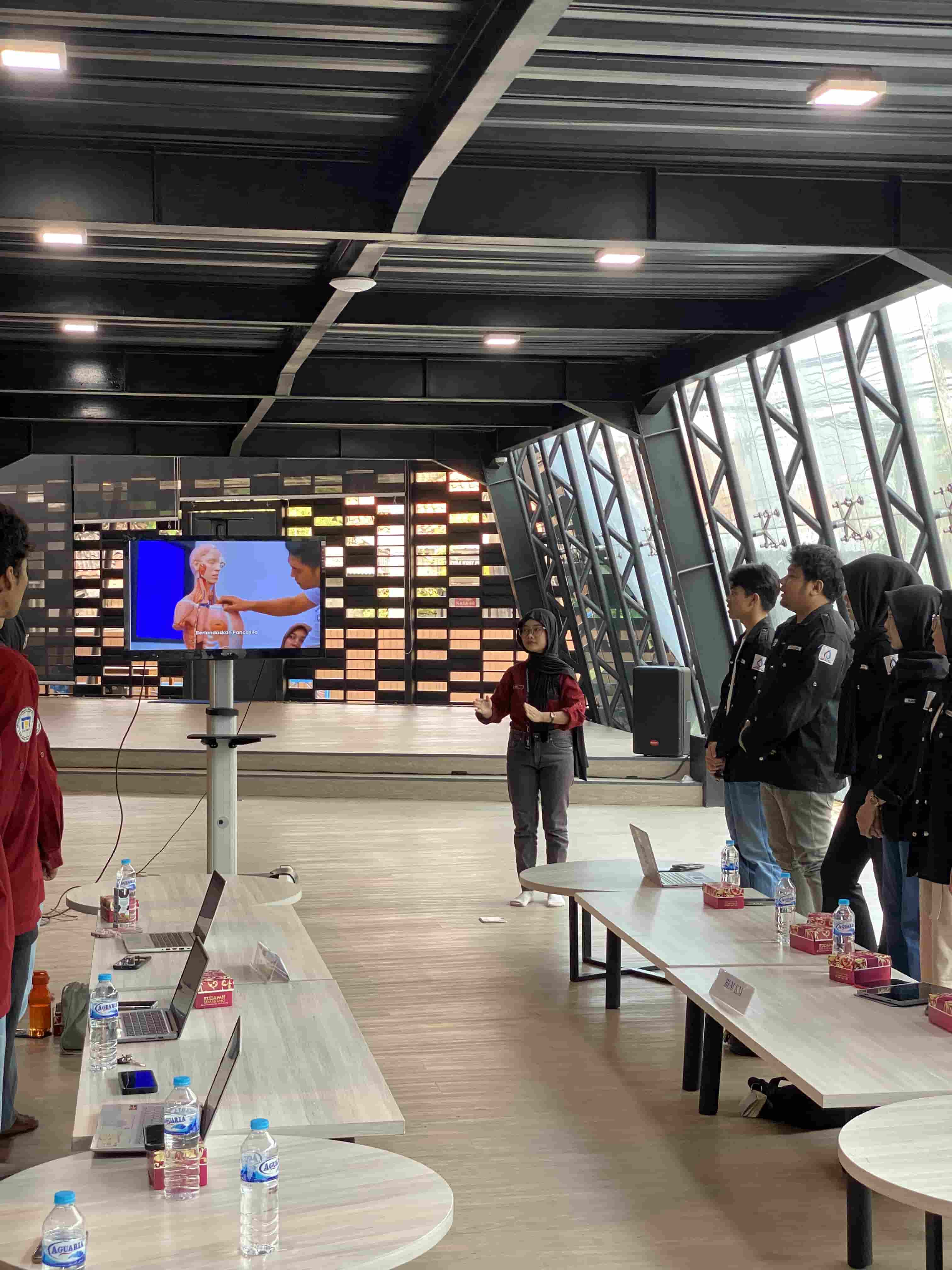 Menyanyikan Lagu Indonesia Raya dan Hymne Udinus