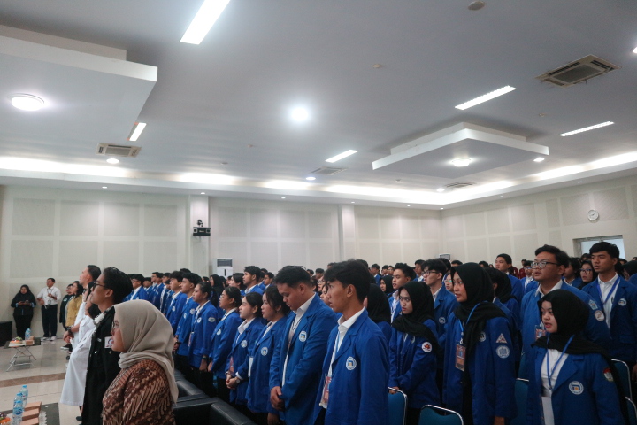 Menyanyikan Lagu Indonesia Raya dan Hymne Udinus