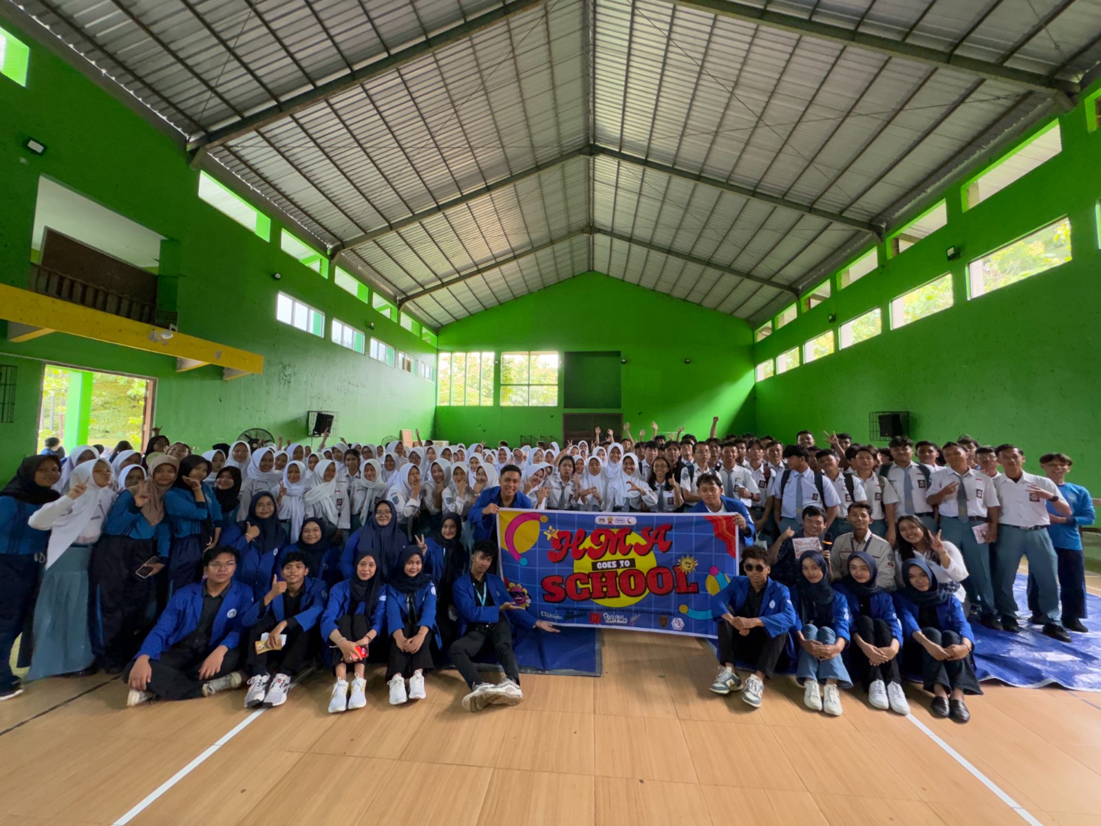 Foto bersama dan konten tiktok