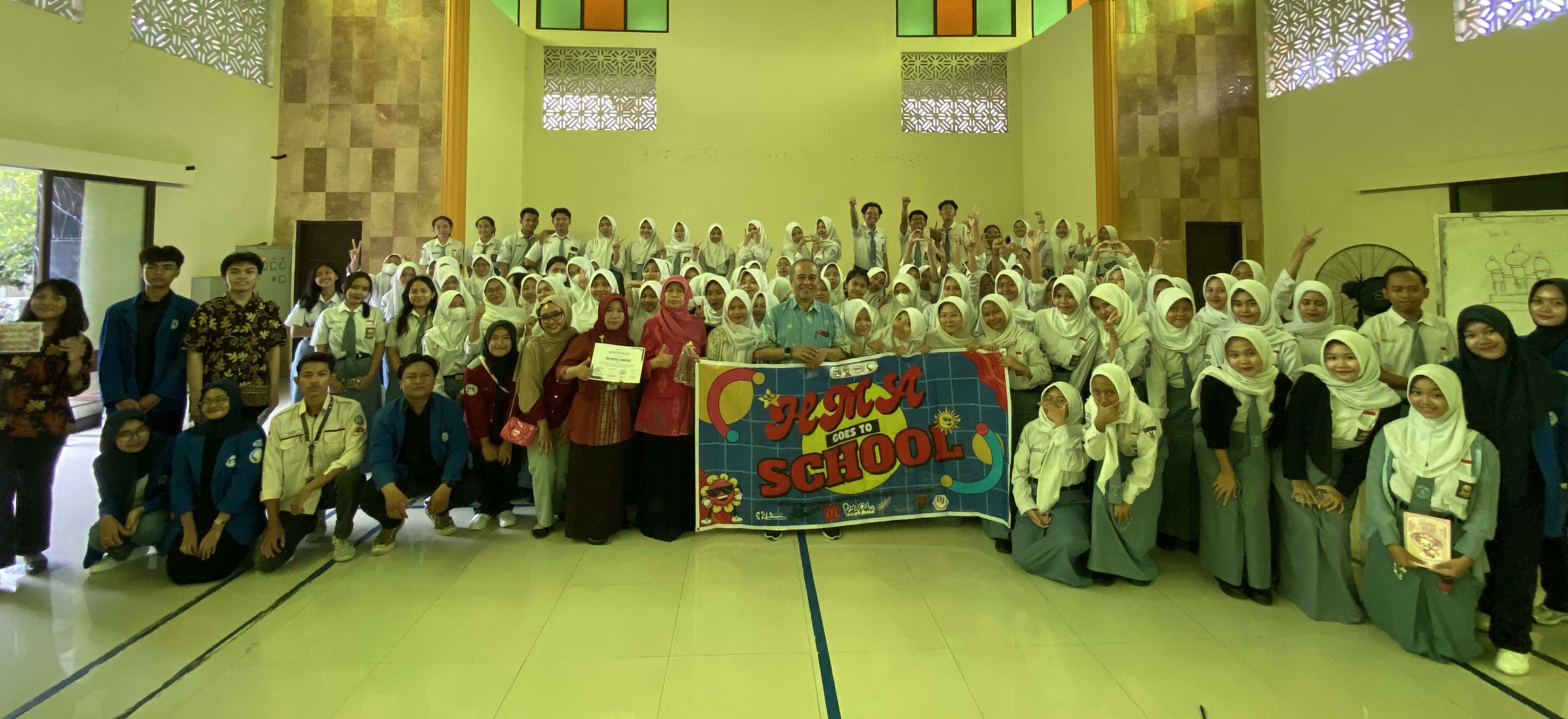 Foto bersama dan konten tiktok