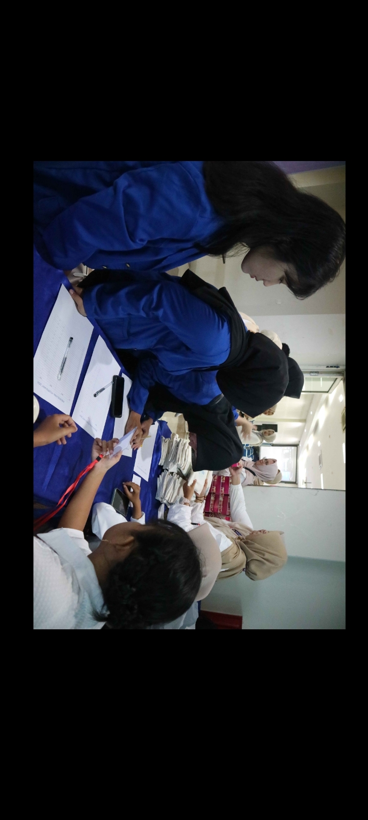 Peserta melakukan presensi sebelum memasuki ruangan 