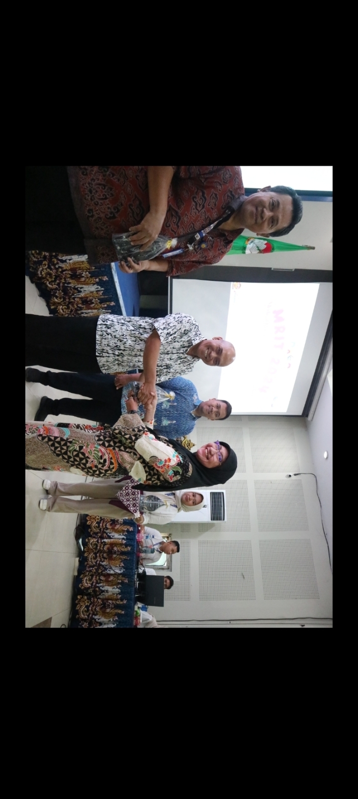 Pemberian Plakat kepada Ketiga Pembicara oleh Ibu Enny Rachmani, SKM, M.Kom, Ph.D.