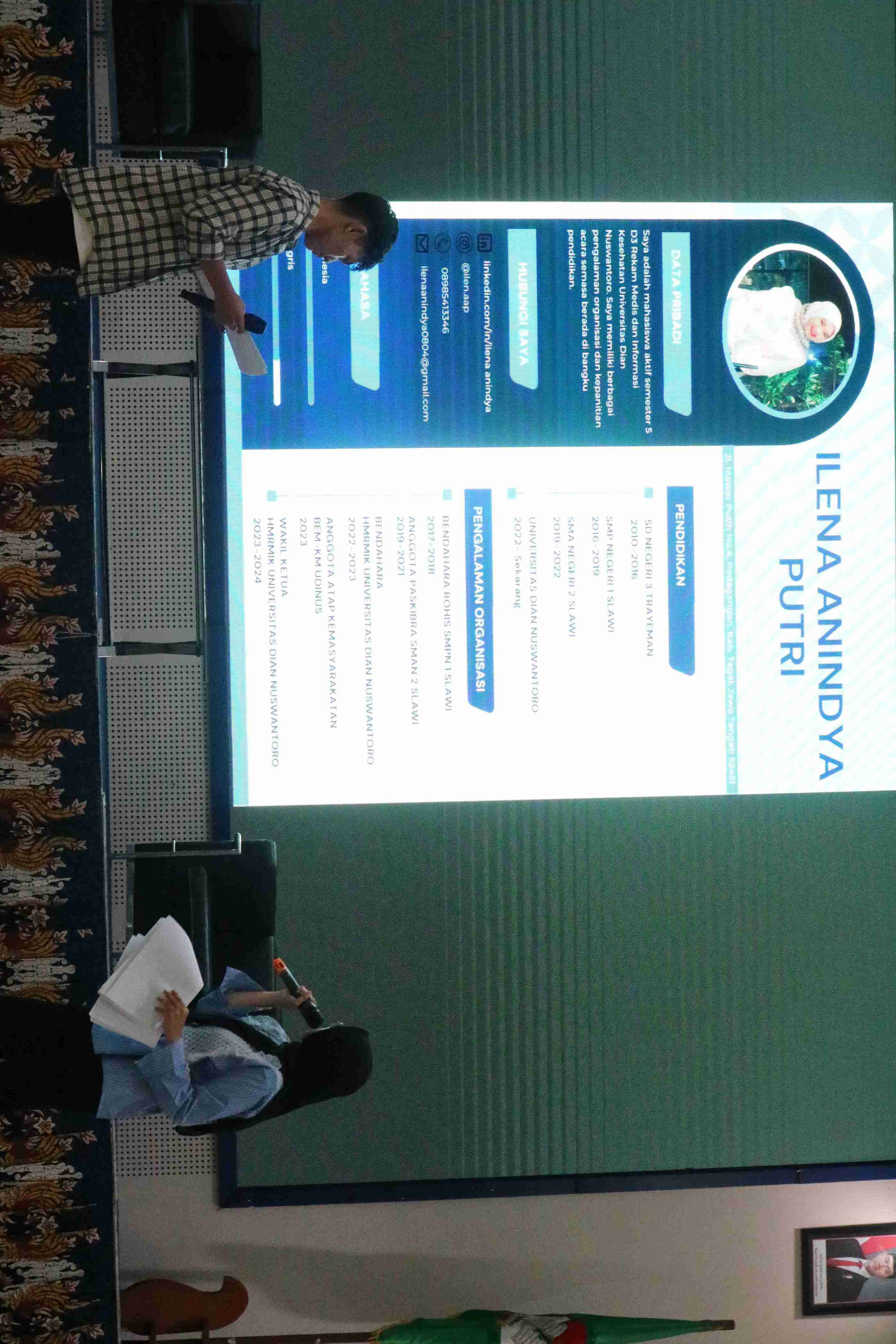 Pembacaan CV moderator yaitu Kak Ilena Anindya Putri 