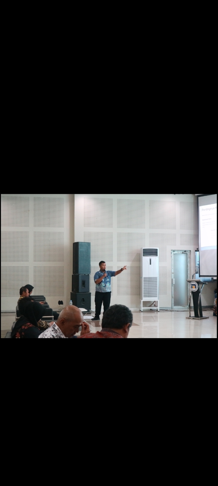 Penyampaian Materi Kedua oleh Bapak Oki Setiono, M.Kom