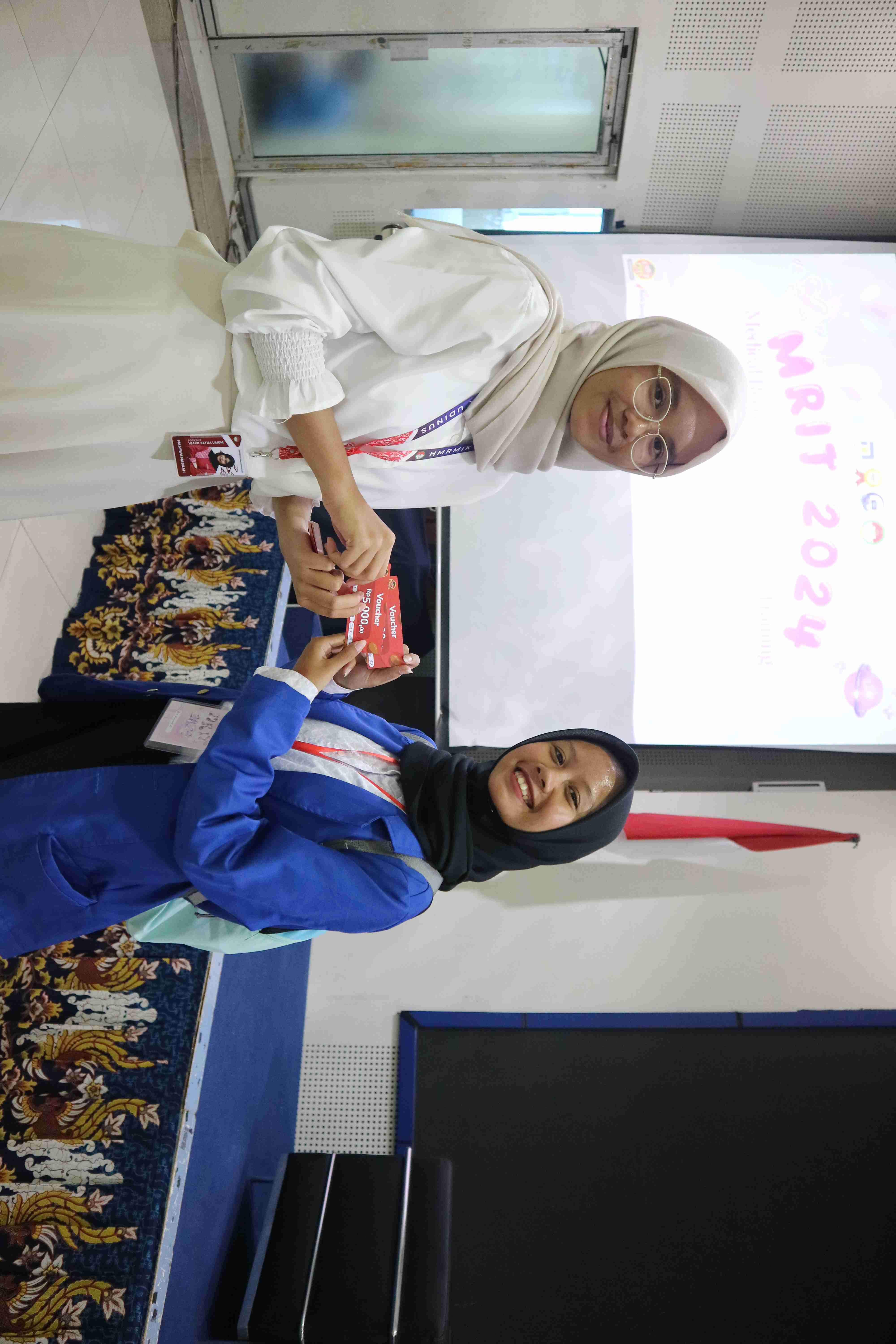 Pemberian hadiah kepada pemenang quiz 