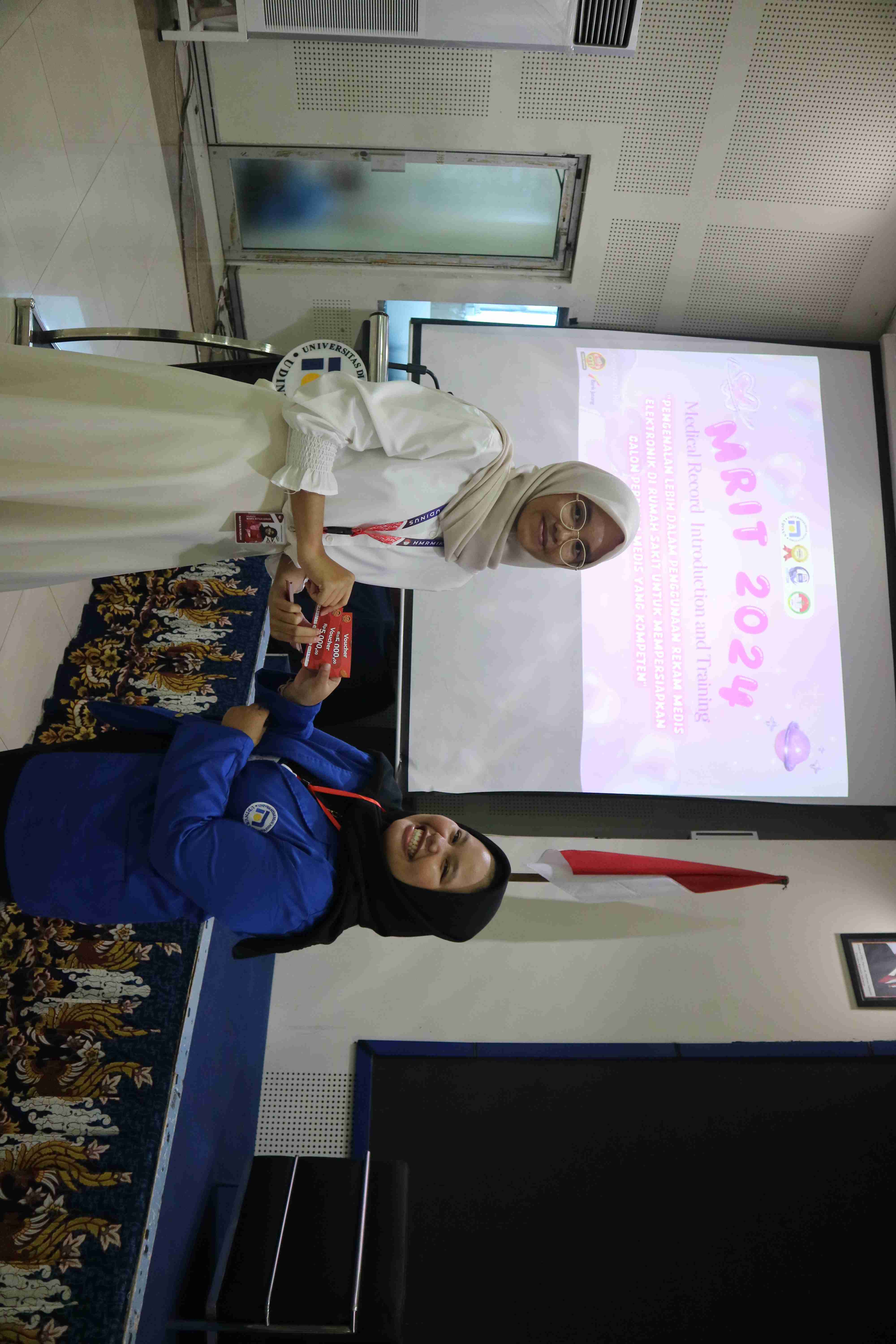 Pemberian hadiah kepada pemenang quiz 