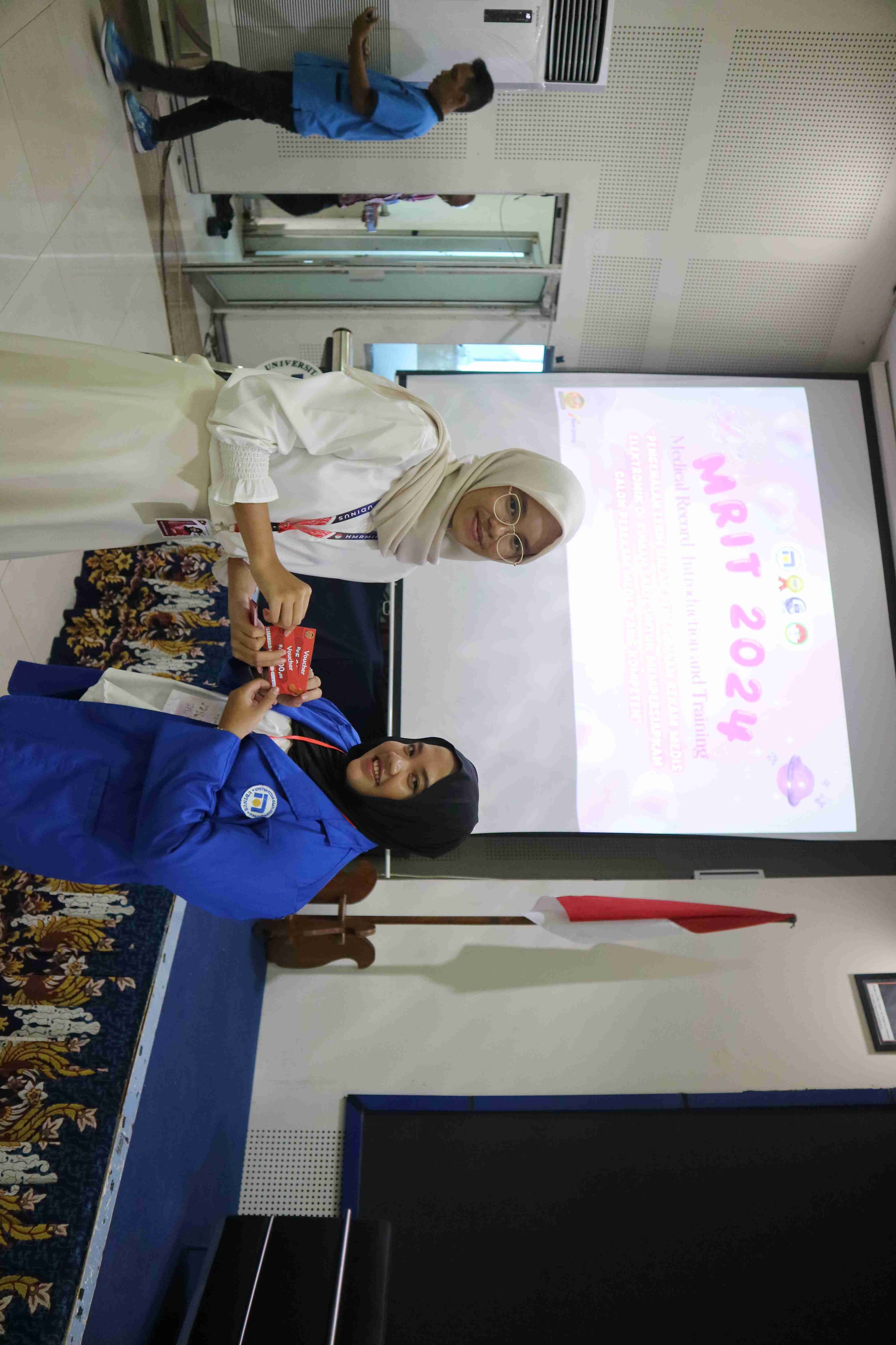 Pemberian hadiah kepada pemenang quiz 