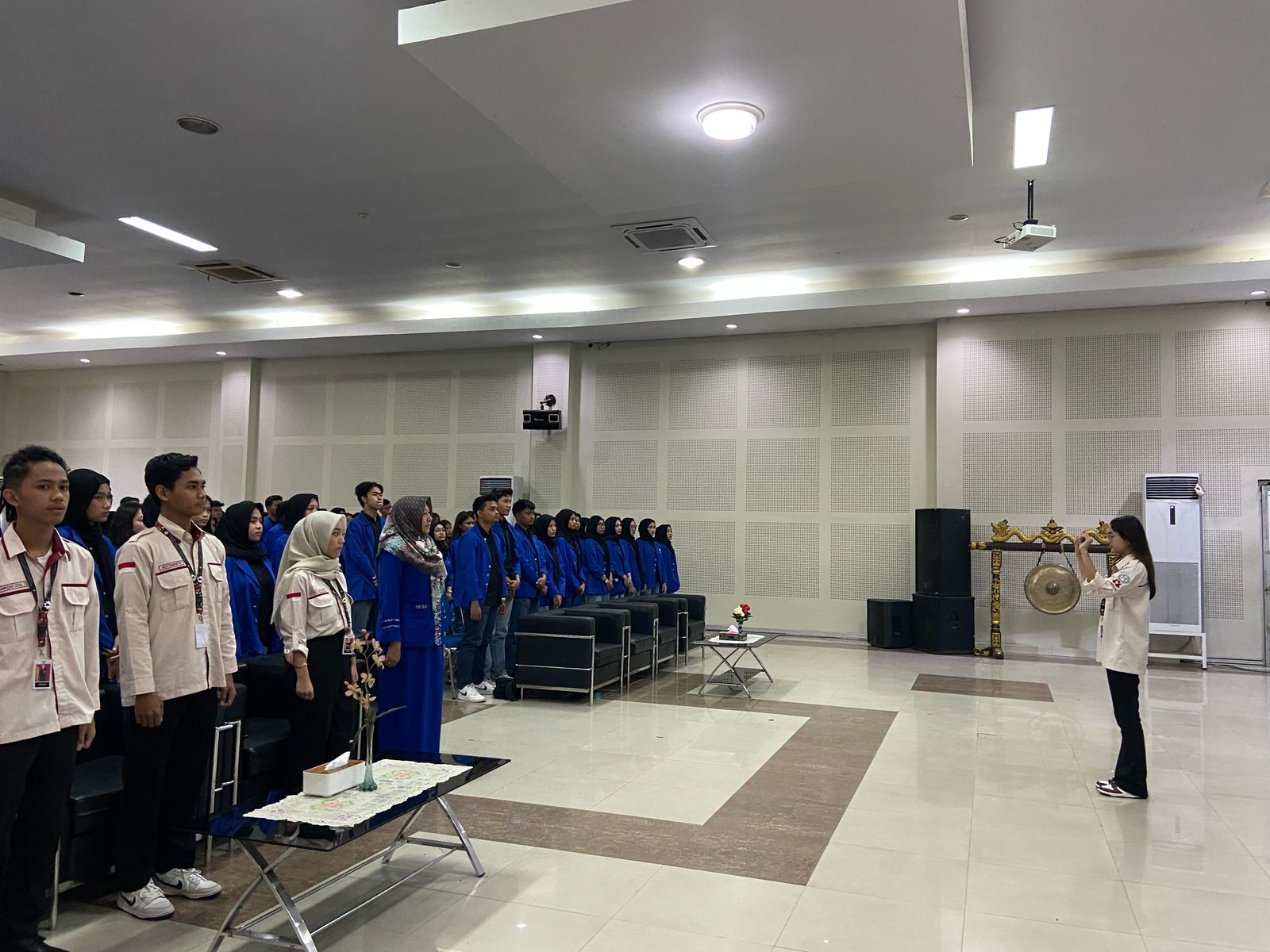 14. Menyanyikan Lagu Indonesia Raya dan Hymne Udinus